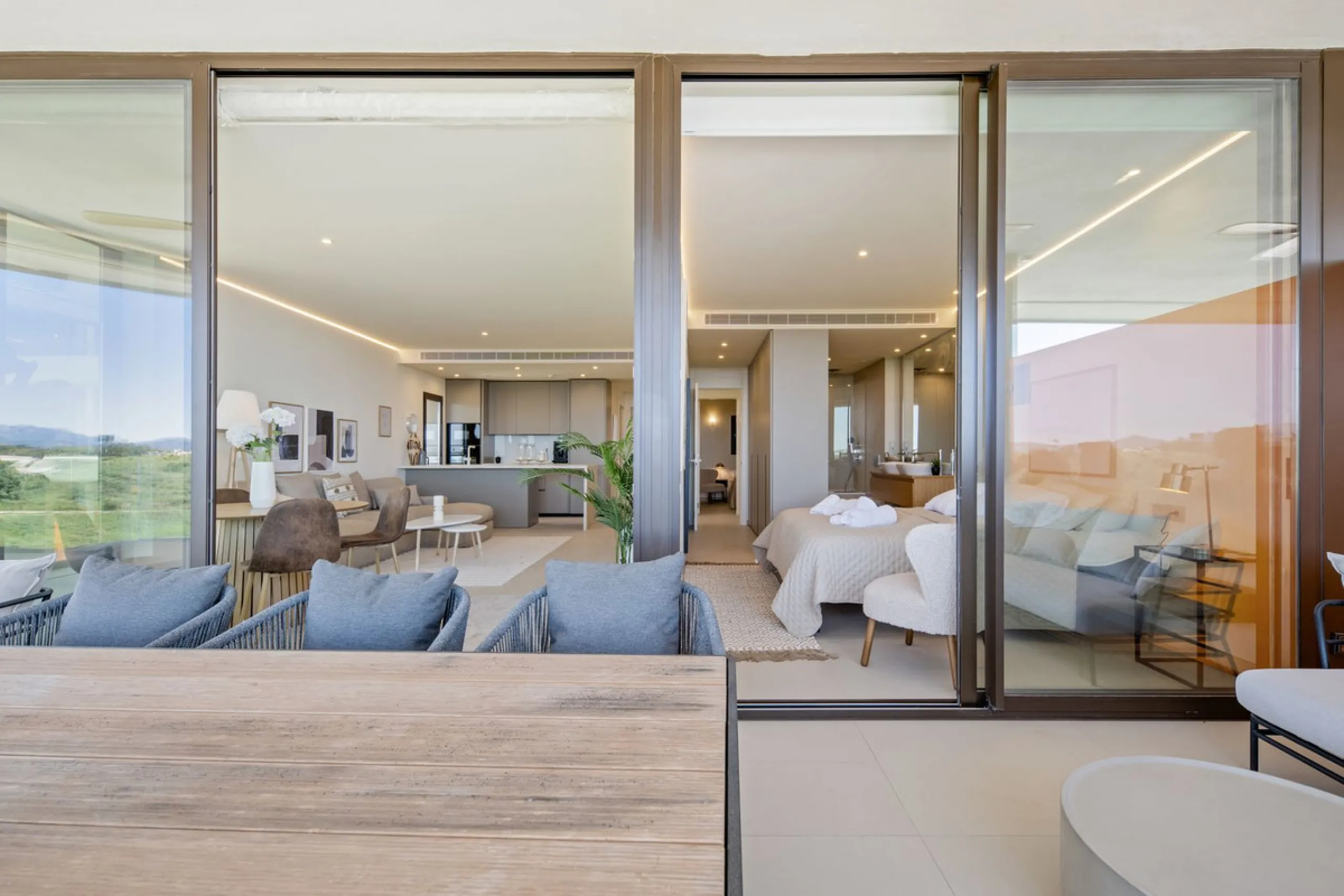This two bedrom apartment with panoramic sea view in Valley Collection  ,a corner terrace of 60 m2 that wraps around the apartment   is part of the exclusive Higueron community .It boasts one of Spains largest training centers with many different activiti