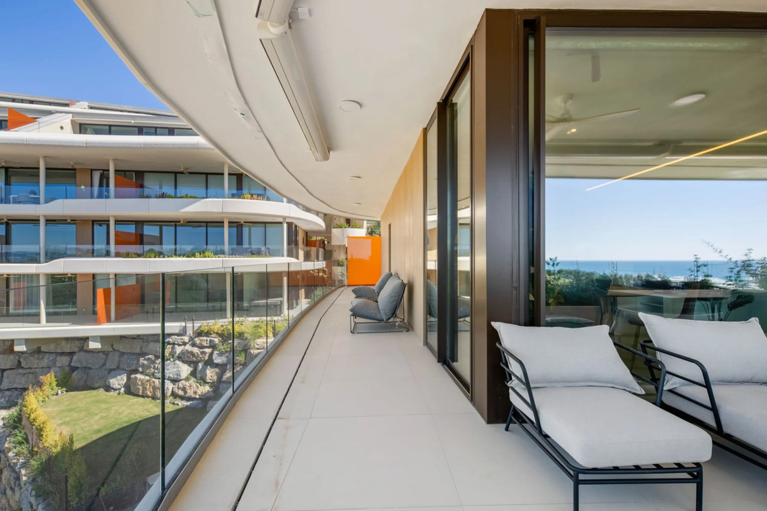 This two bedrom apartment with panoramic sea view in Valley Collection  ,a corner terrace of 60 m2 that wraps around the apartment   is part of the exclusive Higueron community .It boasts one of Spains largest training centers with many different activiti