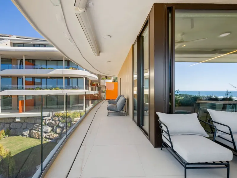 This two bedrom apartment with panoramic sea view in Valley Collection  ,a corner terrace of 60 m2 that wraps around the apartment   is part of the exclusive Higueron community .It boasts one of Spains largest training centers with many different activiti