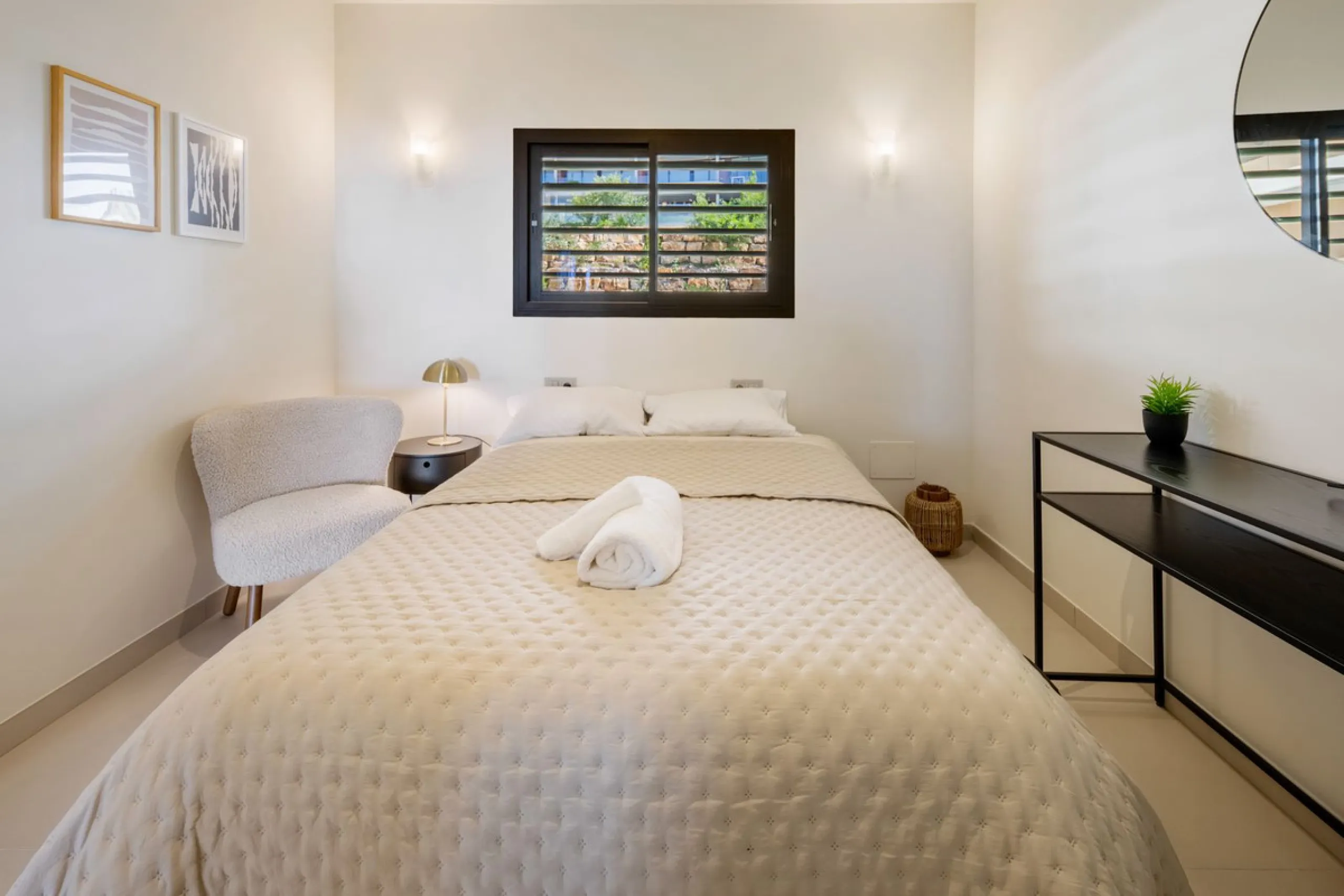 This two bedrom apartment with panoramic sea view in Valley Collection  ,a corner terrace of 60 m2 that wraps around the apartment   is part of the exclusive Higueron community .It boasts one of Spains largest training centers with many different activiti