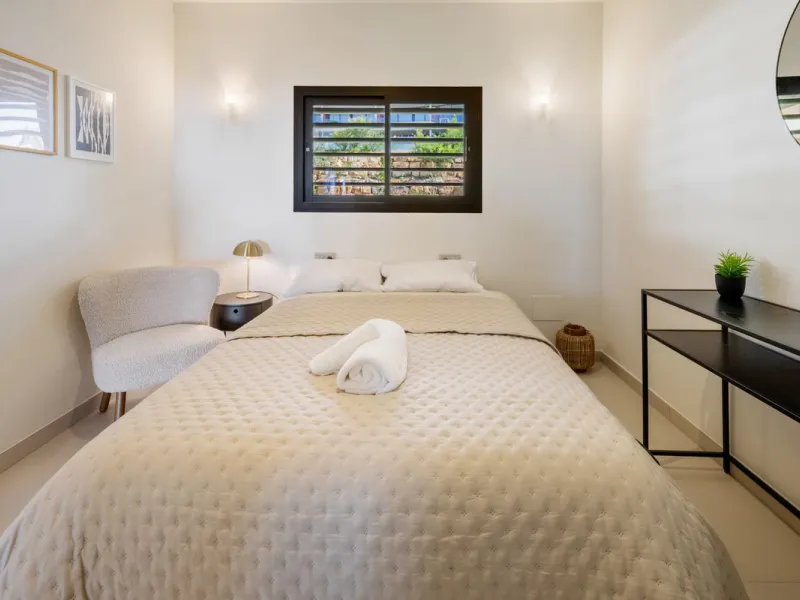 This two bedrom apartment with panoramic sea view in Valley Collection  ,a corner terrace of 60 m2 that wraps around the apartment   is part of the exclusive Higueron community .It boasts one of Spains largest training centers with many different activiti