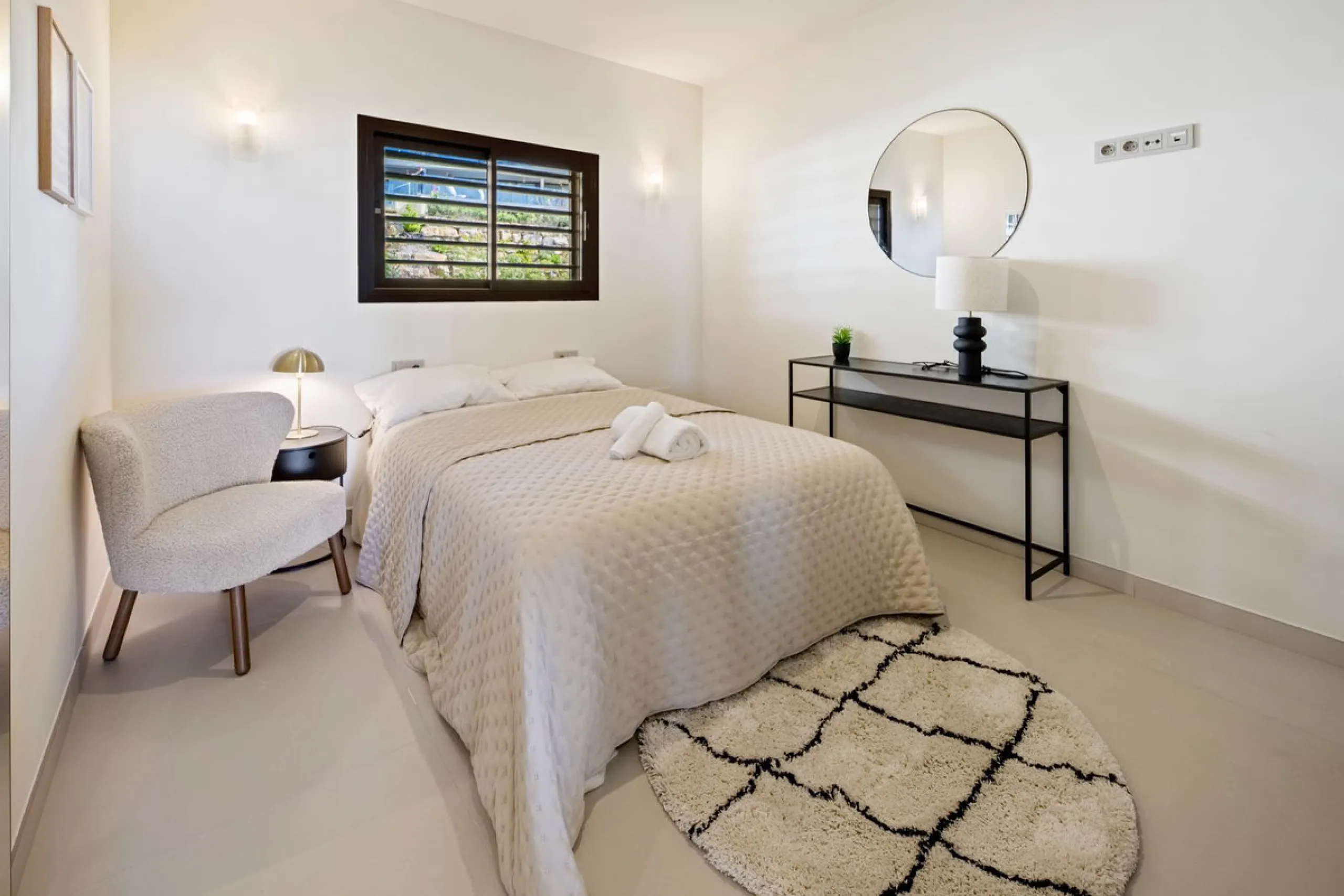 This two bedrom apartment with panoramic sea view in Valley Collection  ,a corner terrace of 60 m2 that wraps around the apartment   is part of the exclusive Higueron community .It boasts one of Spains largest training centers with many different activiti