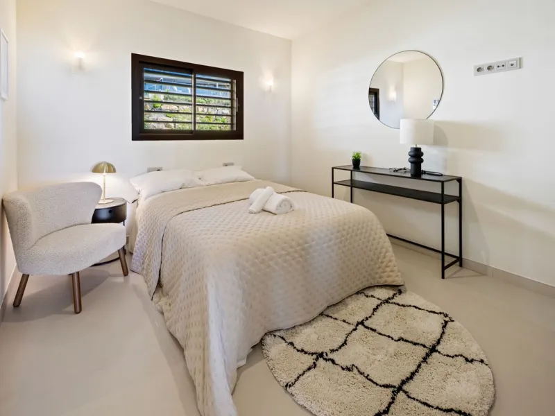 This two bedrom apartment with panoramic sea view in Valley Collection  ,a corner terrace of 60 m2 that wraps around the apartment   is part of the exclusive Higueron community .It boasts one of Spains largest training centers with many different activiti