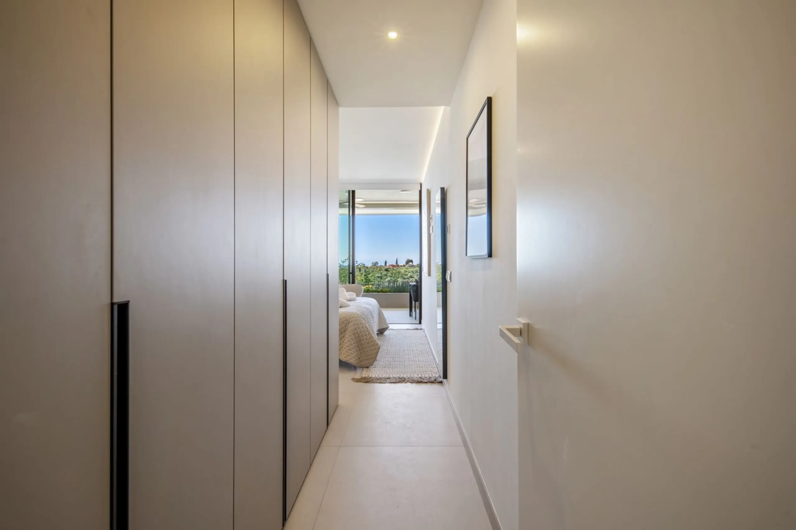 This two bedrom apartment with panoramic sea view in Valley Collection  ,a corner terrace of 60 m2 that wraps around the apartment   is part of the exclusive Higueron community .It boasts one of Spains largest training centers with many different activiti