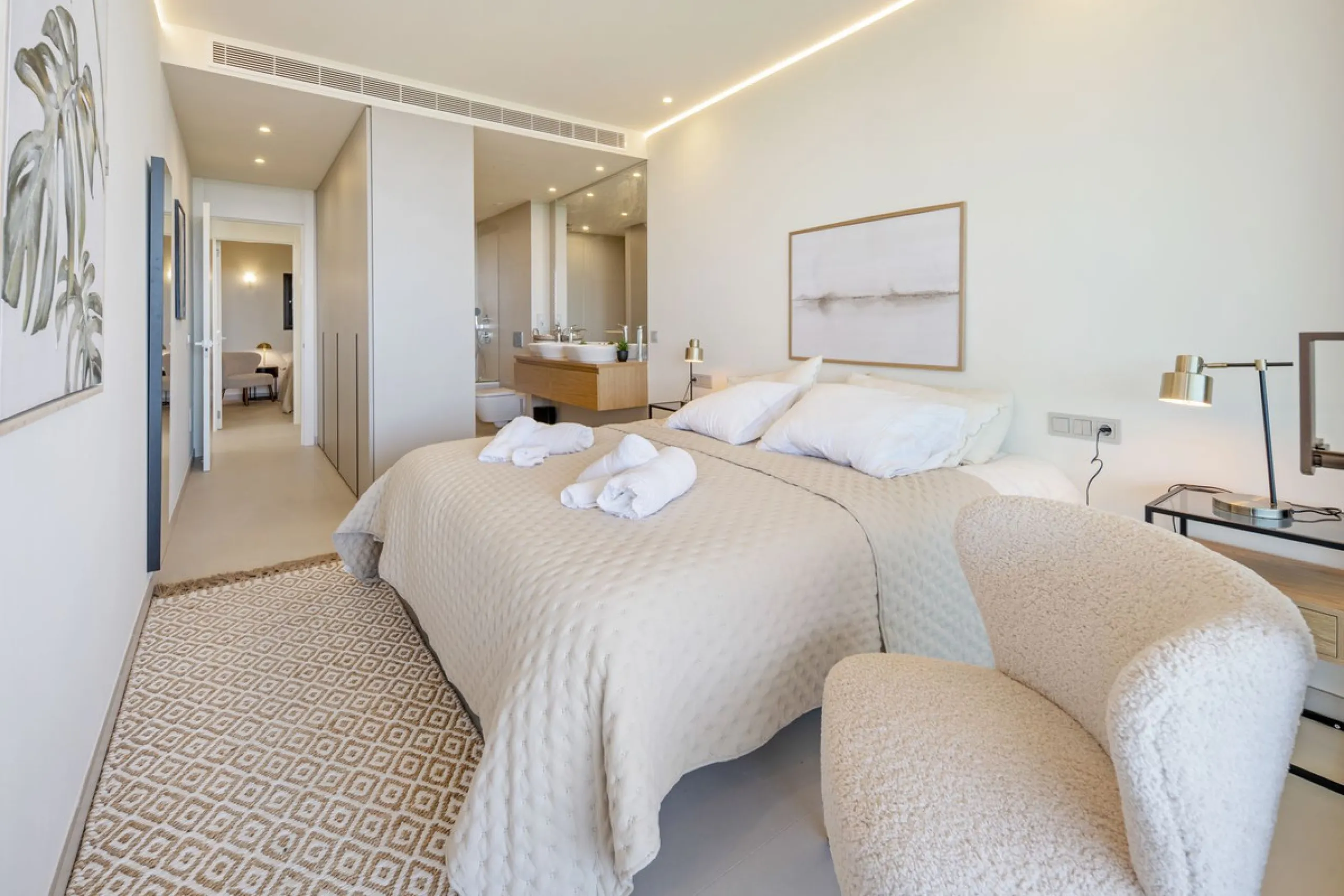 This two bedrom apartment with panoramic sea view in Valley Collection  ,a corner terrace of 60 m2 that wraps around the apartment   is part of the exclusive Higueron community .It boasts one of Spains largest training centers with many different activiti