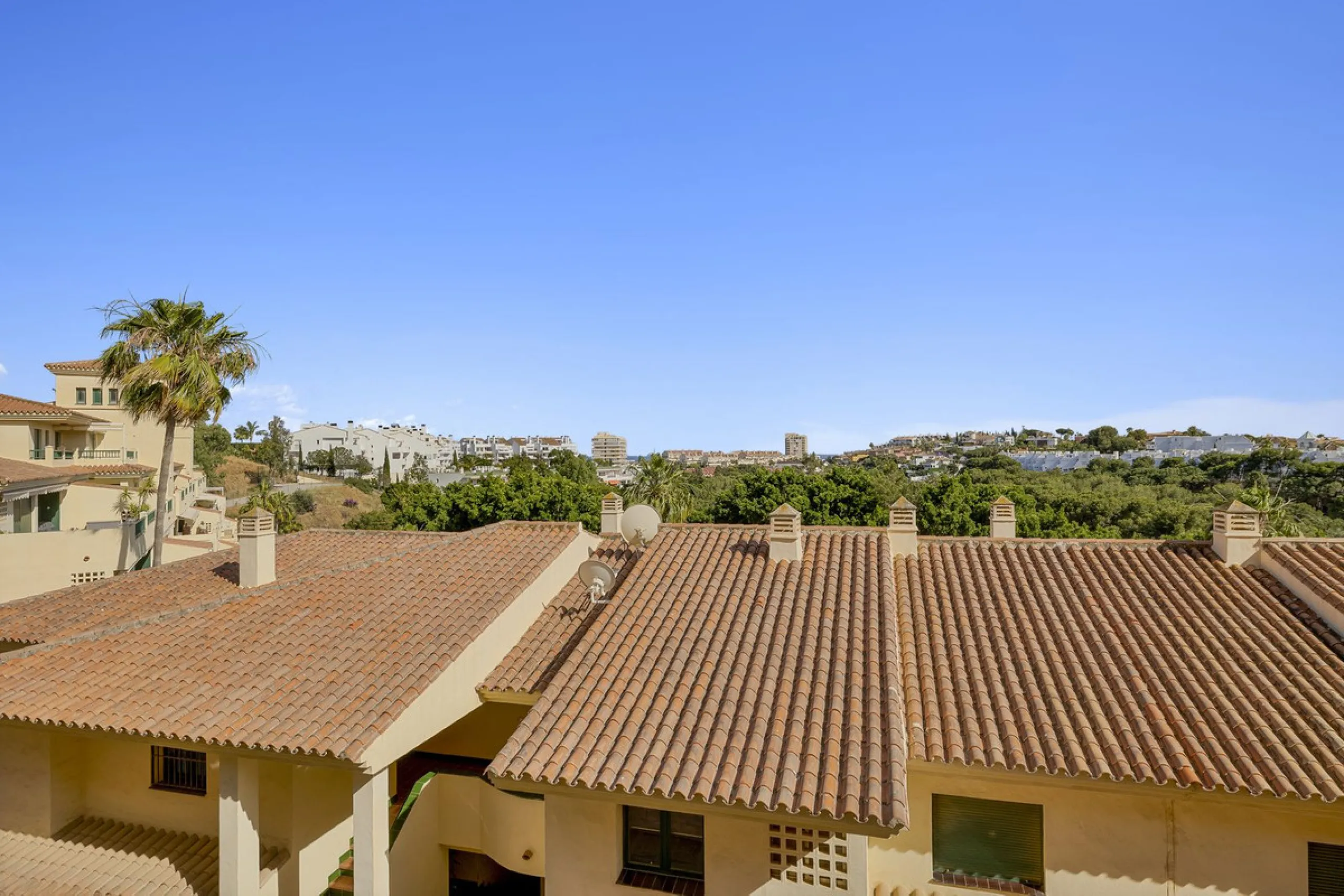PANORAMIC SEA & GOLF VIEWS: Stunning fully reformed 2-bedroom apartment with a spacious terrace in the sought-after Las Adelfas, Torrequebrada.
