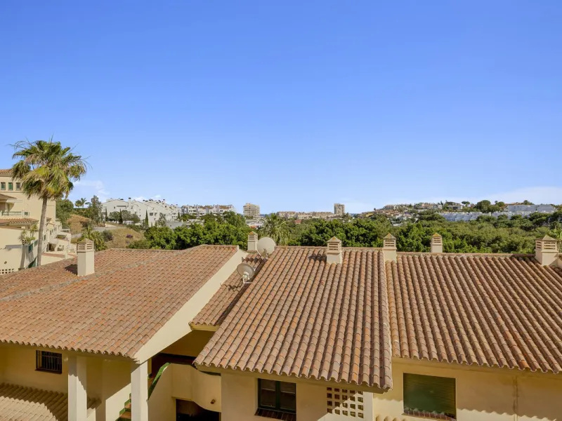 PANORAMIC SEA & GOLF VIEWS: Stunning fully reformed 2-bedroom apartment with a spacious terrace in the sought-after Las Adelfas, Torrequebrada.
