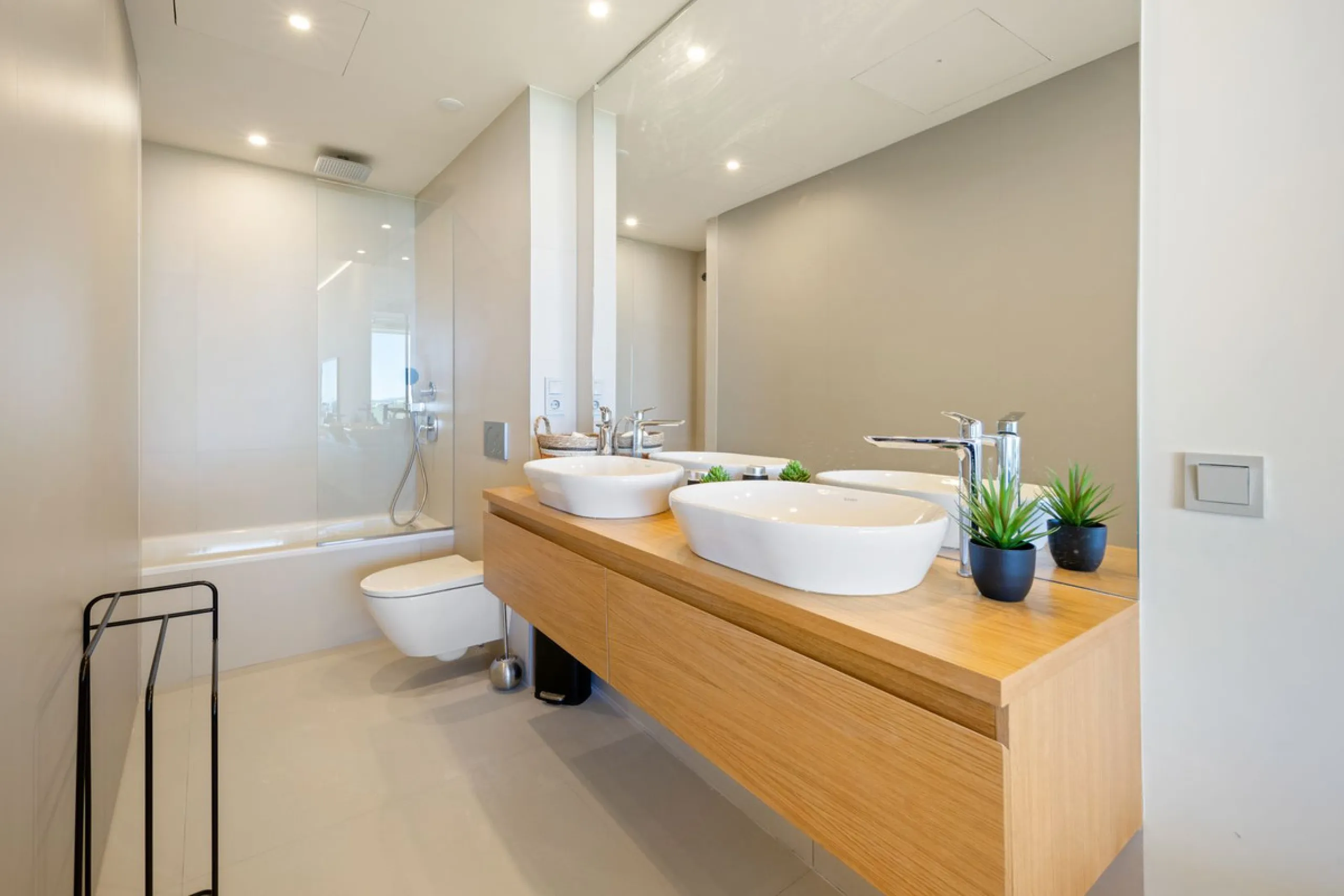 This two bedrom apartment with panoramic sea view in Valley Collection  ,a corner terrace of 60 m2 that wraps around the apartment   is part of the exclusive Higueron community .It boasts one of Spains largest training centers with many different activiti