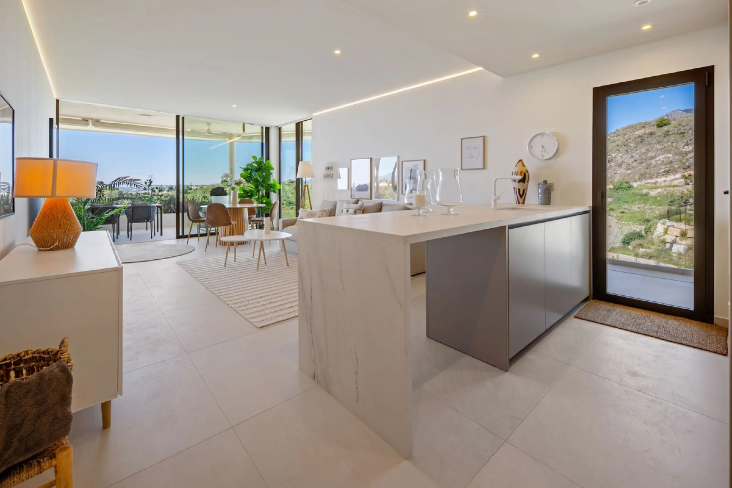 This two bedrom apartment with panoramic sea view in Valley Collection  ,a corner terrace of 60 m2 that wraps around the apartment   is part of the exclusive Higueron community .It boasts one of Spains largest training centers with many different activiti