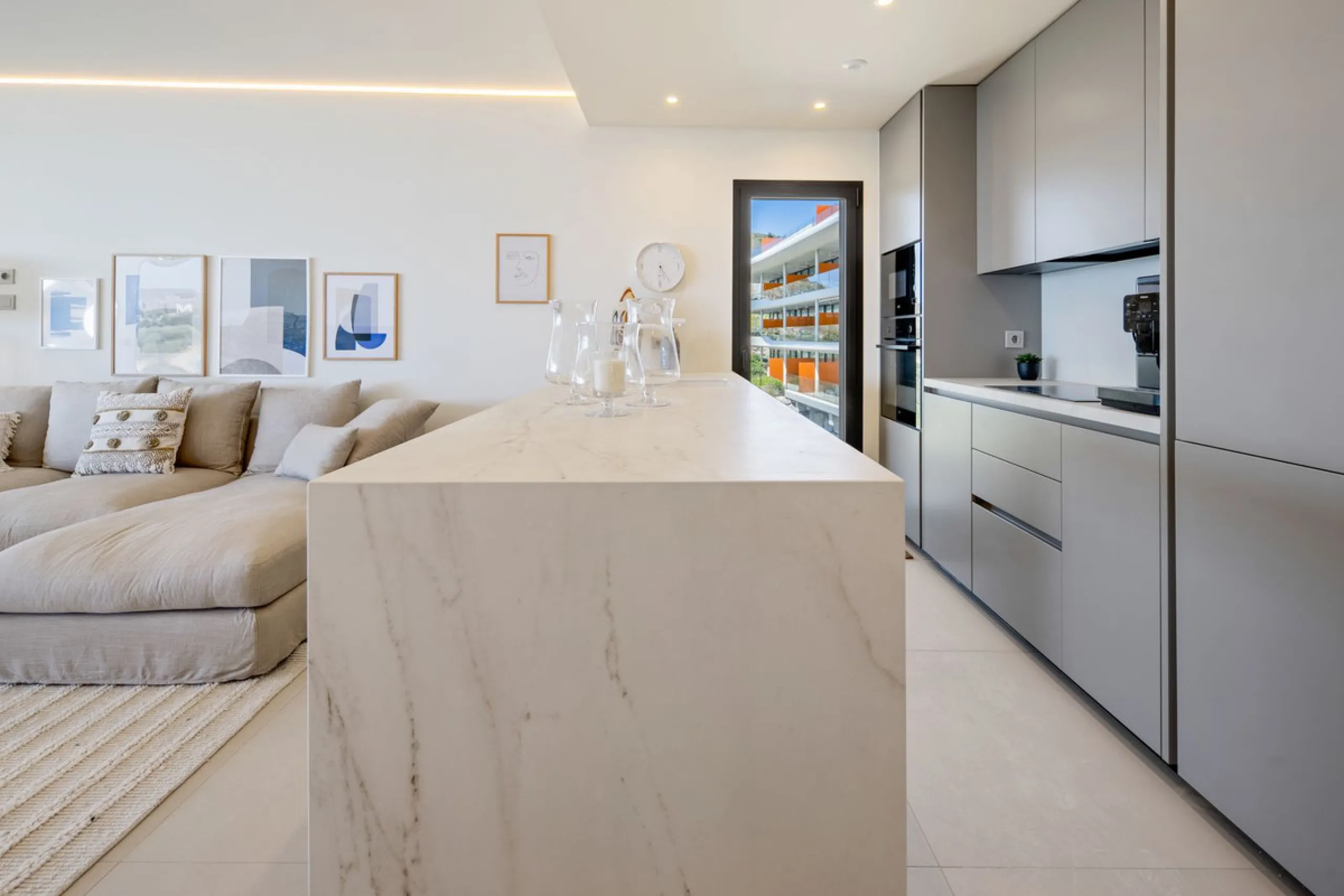 This two bedrom apartment with panoramic sea view in Valley Collection  ,a corner terrace of 60 m2 that wraps around the apartment   is part of the exclusive Higueron community .It boasts one of Spains largest training centers with many different activiti
