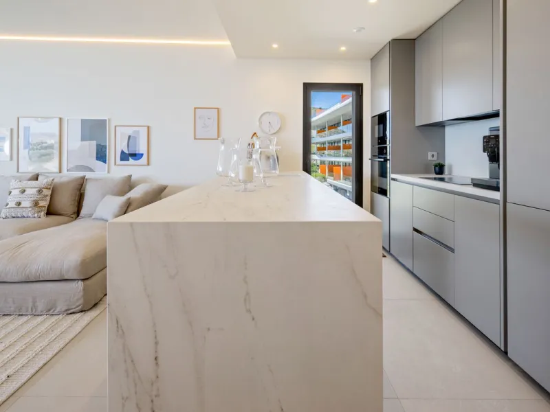 This two bedrom apartment with panoramic sea view in Valley Collection  ,a corner terrace of 60 m2 that wraps around the apartment   is part of the exclusive Higueron community .It boasts one of Spains largest training centers with many different activiti