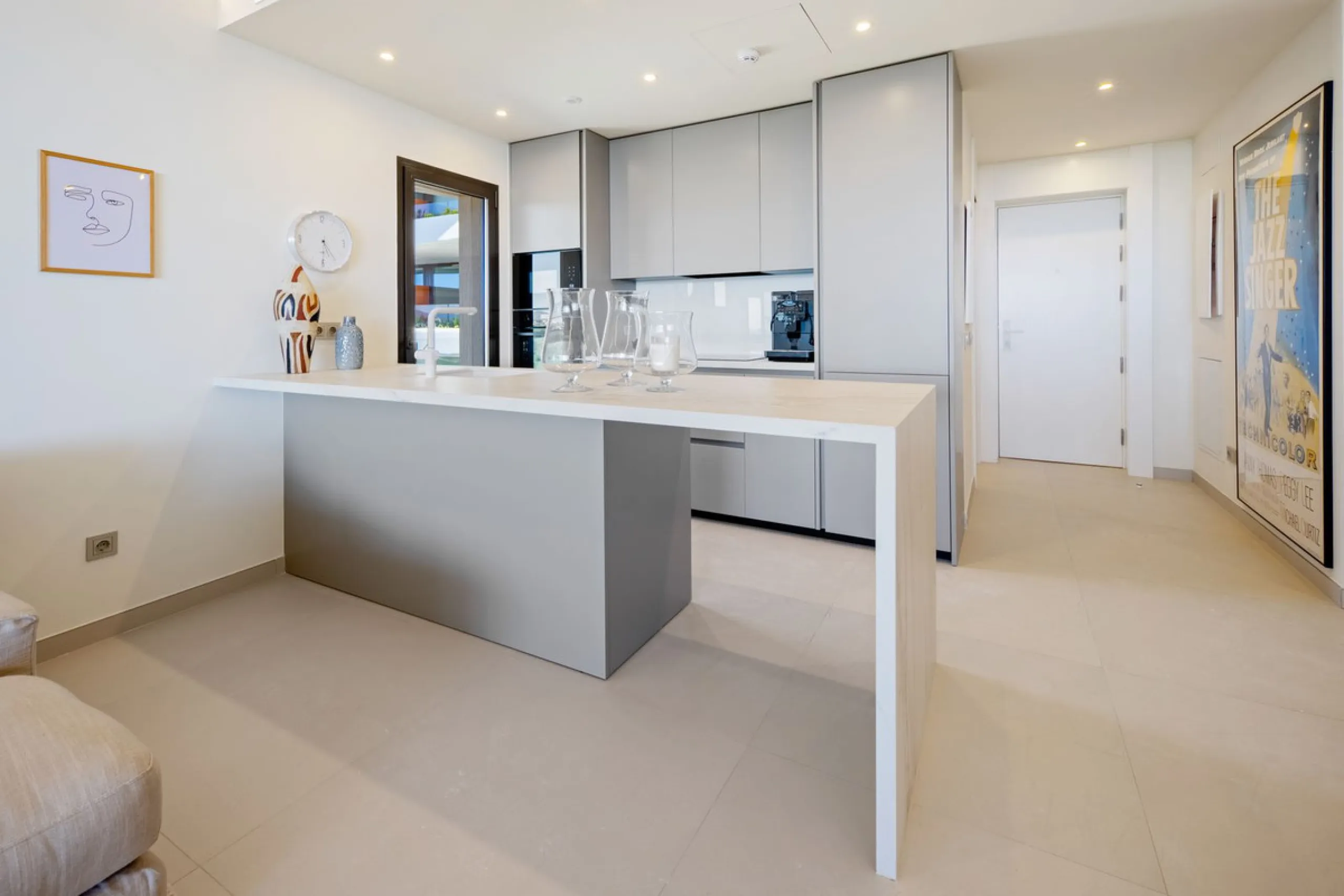 This two bedrom apartment with panoramic sea view in Valley Collection  ,a corner terrace of 60 m2 that wraps around the apartment   is part of the exclusive Higueron community .It boasts one of Spains largest training centers with many different activiti
