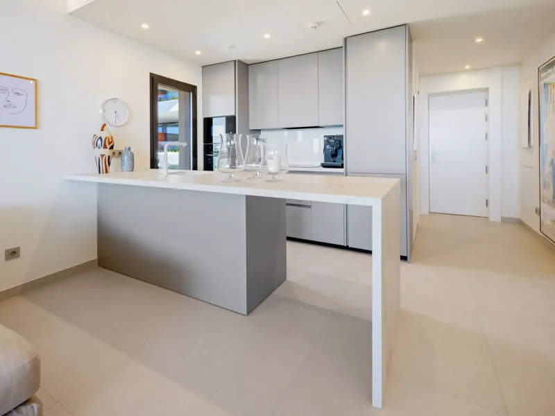 This two bedrom apartment with panoramic sea view in Valley Collection  ,a corner terrace of 60 m2 that wraps around the apartment   is part of the exclusive Higueron community .It boasts one of Spains largest training centers with many different activiti