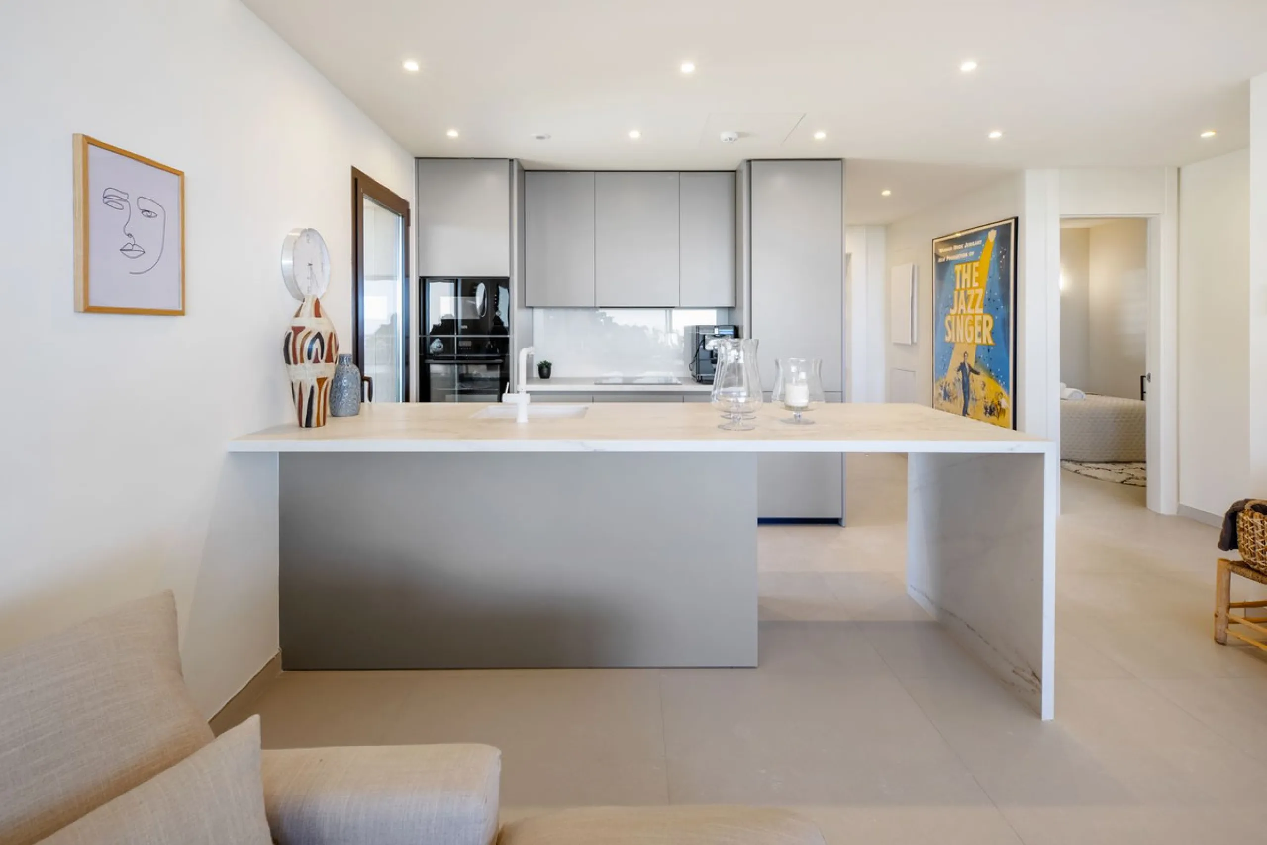 This two bedrom apartment with panoramic sea view in Valley Collection  ,a corner terrace of 60 m2 that wraps around the apartment   is part of the exclusive Higueron community .It boasts one of Spains largest training centers with many different activiti