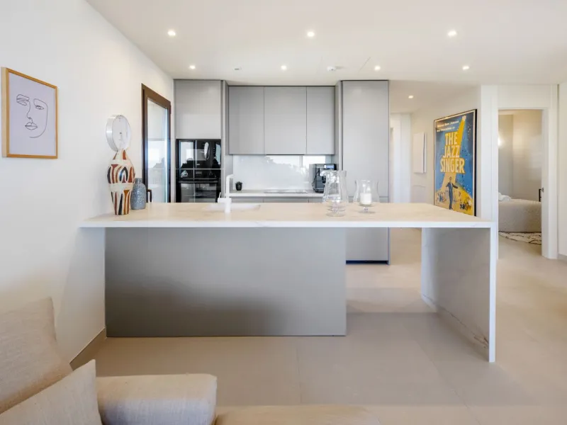 This two bedrom apartment with panoramic sea view in Valley Collection  ,a corner terrace of 60 m2 that wraps around the apartment   is part of the exclusive Higueron community .It boasts one of Spains largest training centers with many different activiti