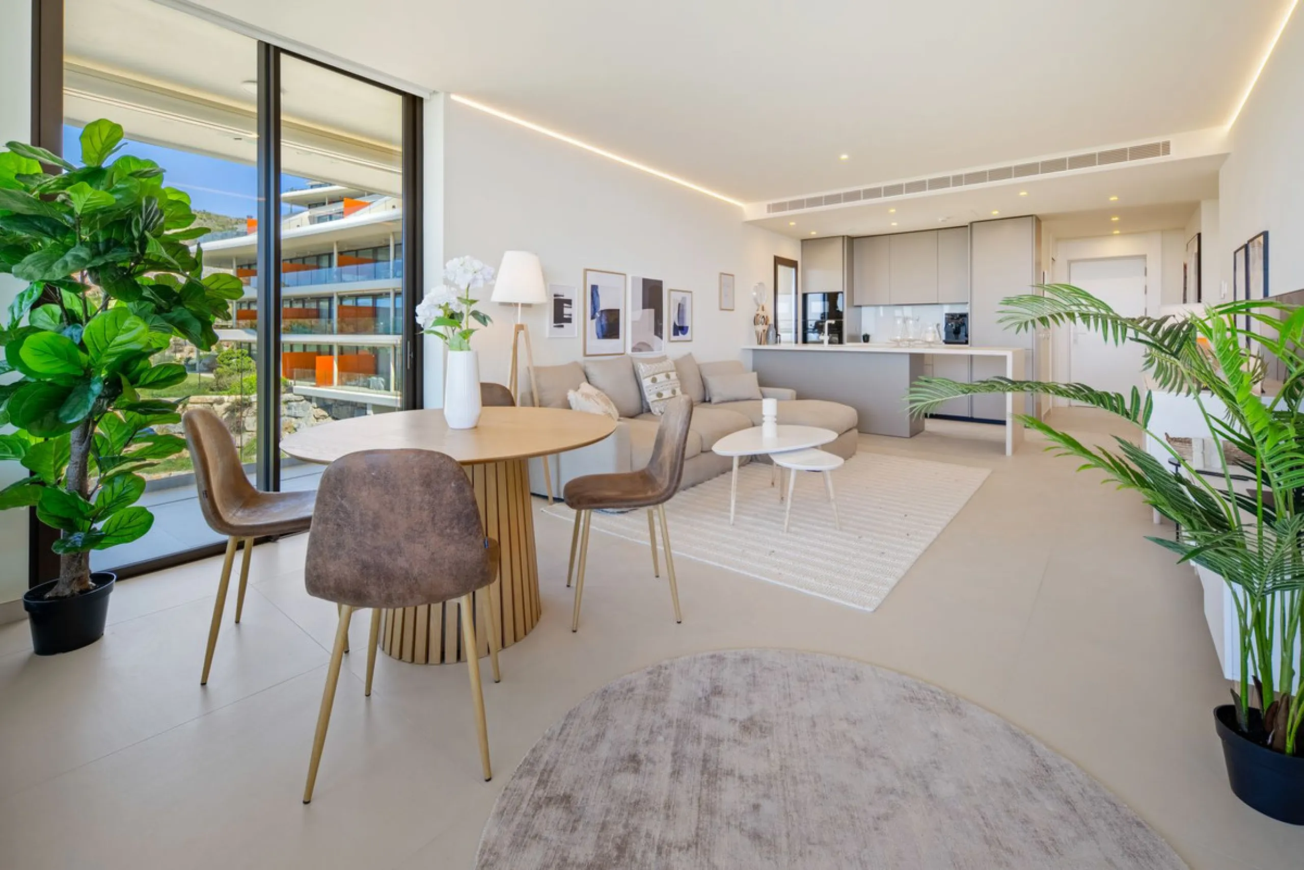This two bedrom apartment with panoramic sea view in Valley Collection  ,a corner terrace of 60 m2 that wraps around the apartment   is part of the exclusive Higueron community .It boasts one of Spains largest training centers with many different activiti