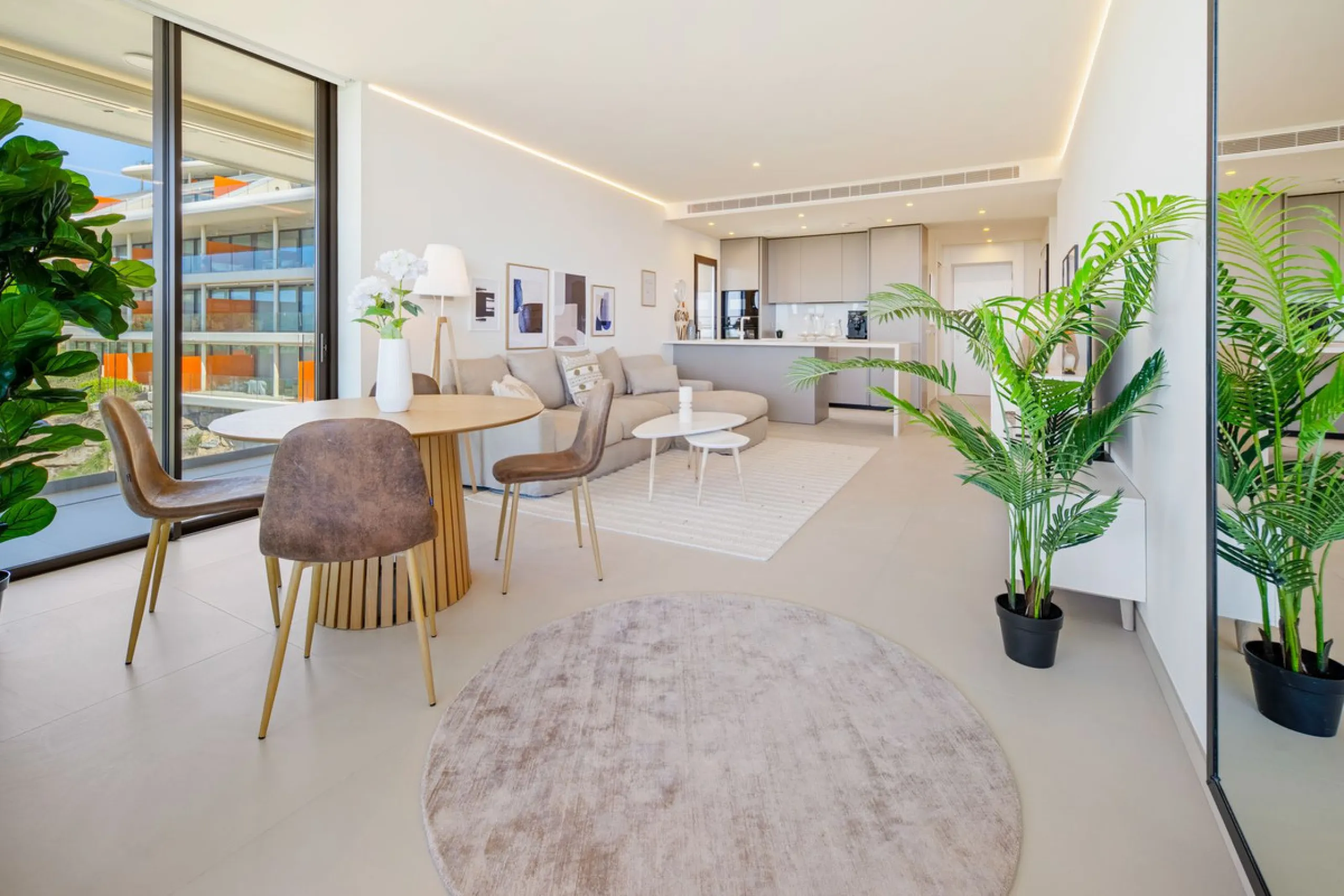 This two bedrom apartment with panoramic sea view in Valley Collection  ,a corner terrace of 60 m2 that wraps around the apartment   is part of the exclusive Higueron community .It boasts one of Spains largest training centers with many different activiti