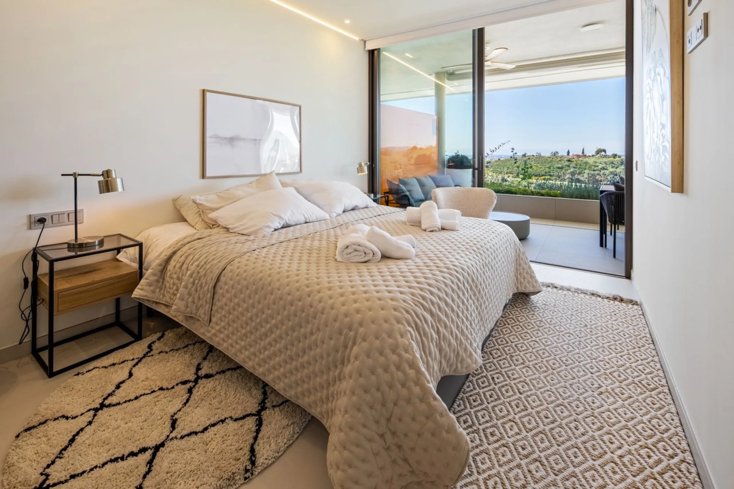 This two bedrom apartment with panoramic sea view in Valley Collection  ,a corner terrace of 60 m2 that wraps around the apartment   is part of the exclusive Higueron community .It boasts one of Spains largest training centers with many different activiti