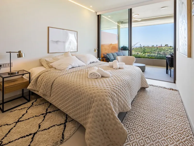 This two bedrom apartment with panoramic sea view in Valley Collection  ,a corner terrace of 60 m2 that wraps around the apartment   is part of the exclusive Higueron community .It boasts one of Spains largest training centers with many different activiti