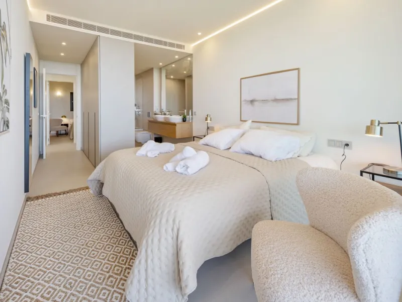 This two bedrom apartment with panoramic sea view in Valley Collection  ,a corner terrace of 60 m2 that wraps around the apartment   is part of the exclusive Higueron community .It boasts one of Spains largest training centers with many different activiti