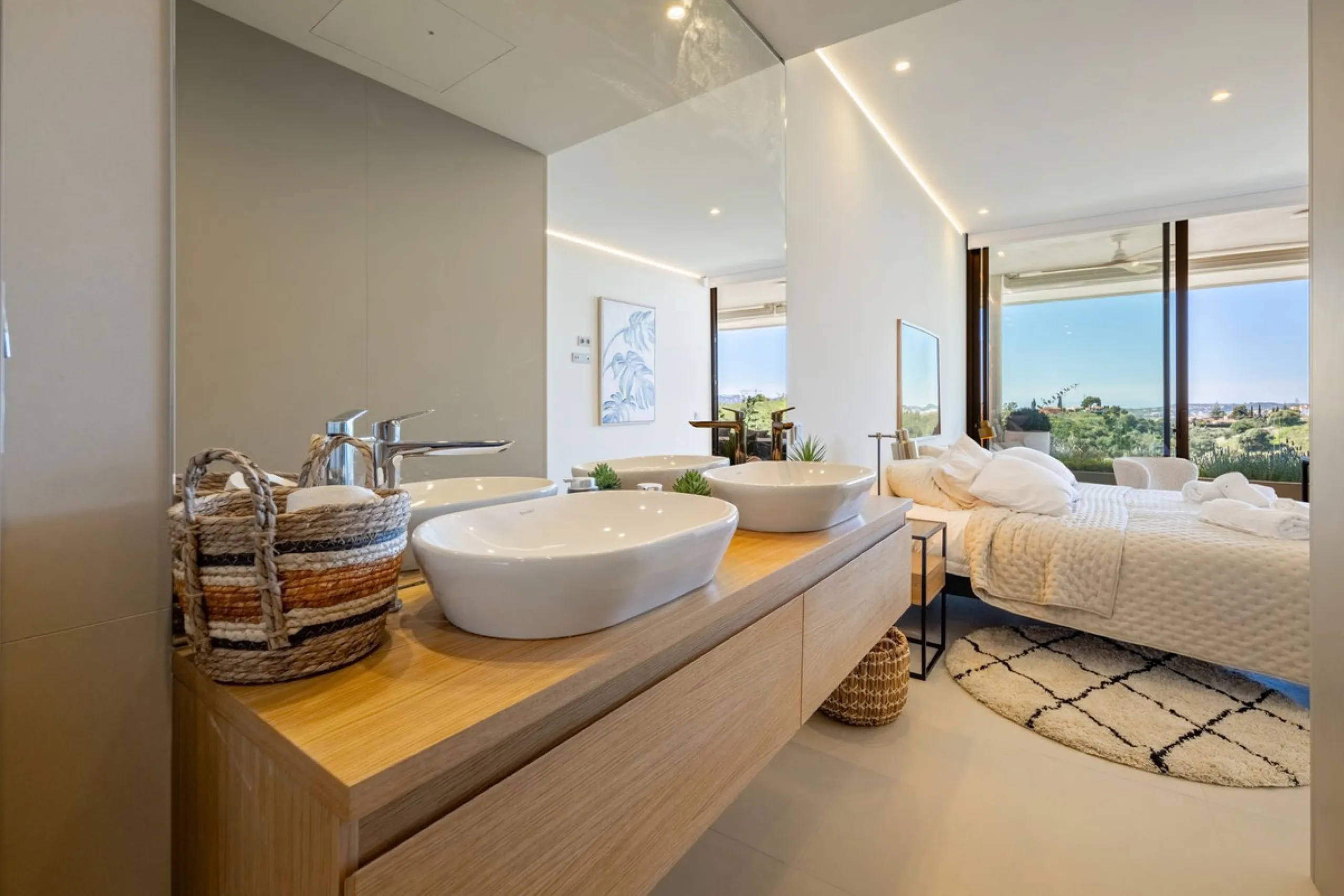 This two bedrom apartment with panoramic sea view in Valley Collection  ,a corner terrace of 60 m2 that wraps around the apartment   is part of the exclusive Higueron community .It boasts one of Spains largest training centers with many different activiti
