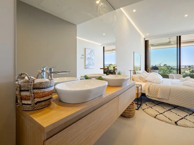 This two bedrom apartment with panoramic sea view in Valley Collection  ,a corner terrace of 60 m2 that wraps around the apartment   is part of the exclusive Higueron community .It boasts one of Spains largest training centers with many different activiti