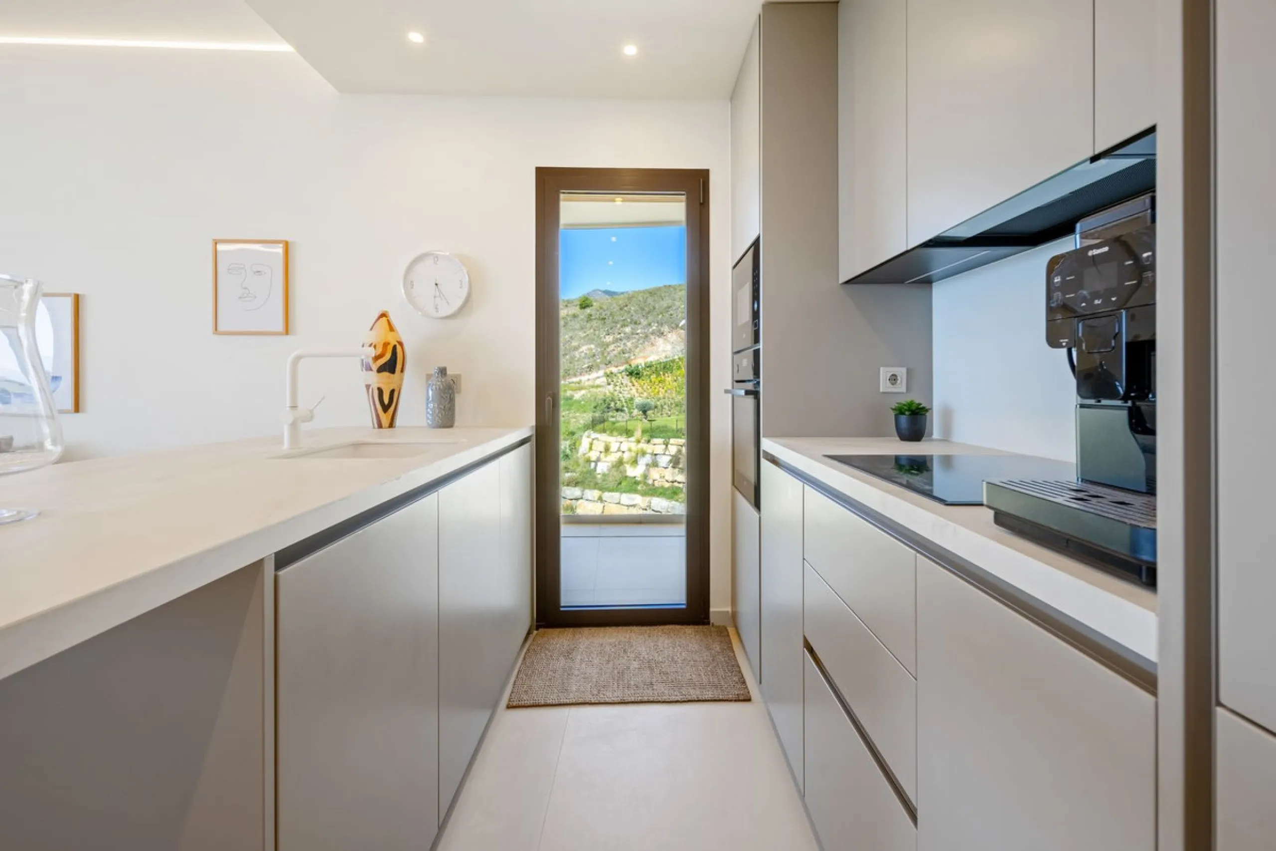 This two bedrom apartment with panoramic sea view in Valley Collection  ,a corner terrace of 60 m2 that wraps around the apartment   is part of the exclusive Higueron community .It boasts one of Spains largest training centers with many different activiti