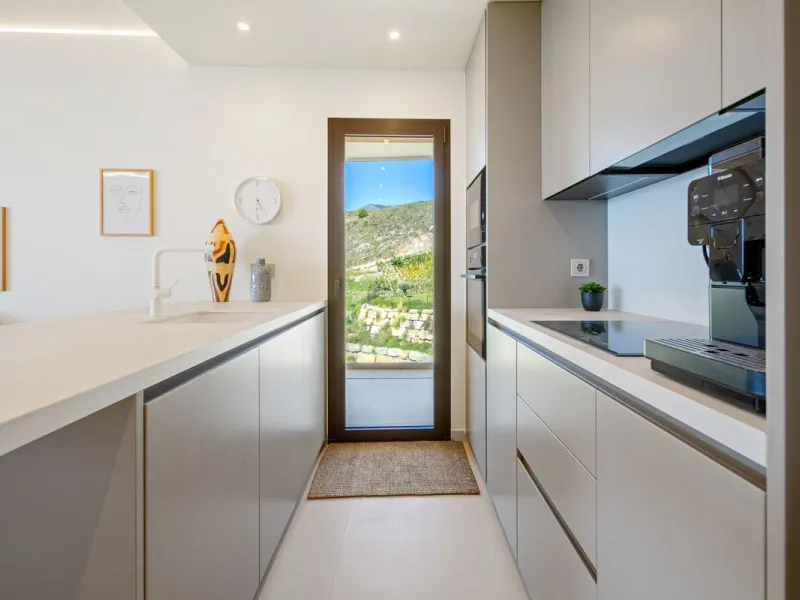 This two bedrom apartment with panoramic sea view in Valley Collection  ,a corner terrace of 60 m2 that wraps around the apartment   is part of the exclusive Higueron community .It boasts one of Spains largest training centers with many different activiti