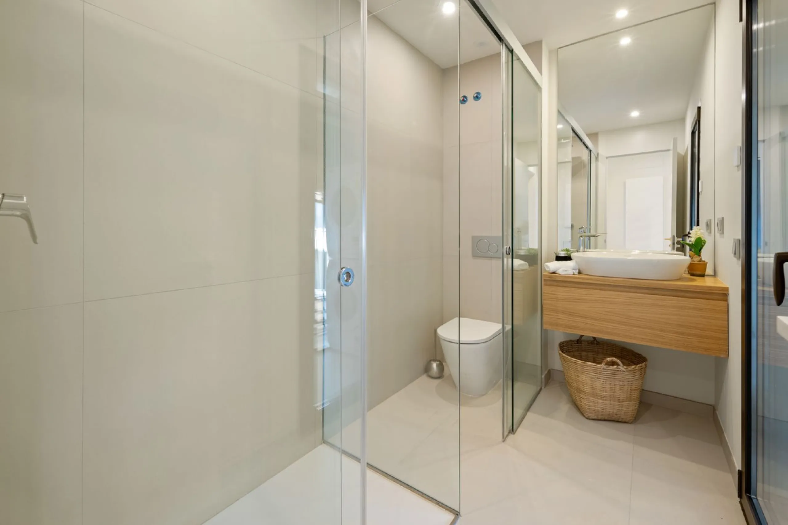 This two bedrom apartment with panoramic sea view in Valley Collection  ,a corner terrace of 60 m2 that wraps around the apartment   is part of the exclusive Higueron community .It boasts one of Spains largest training centers with many different activiti