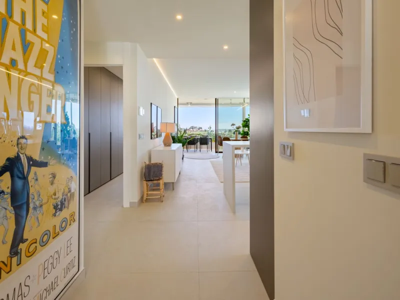 This two bedrom apartment with panoramic sea view in Valley Collection  ,a corner terrace of 60 m2 that wraps around the apartment   is part of the exclusive Higueron community .It boasts one of Spains largest training centers with many different activiti