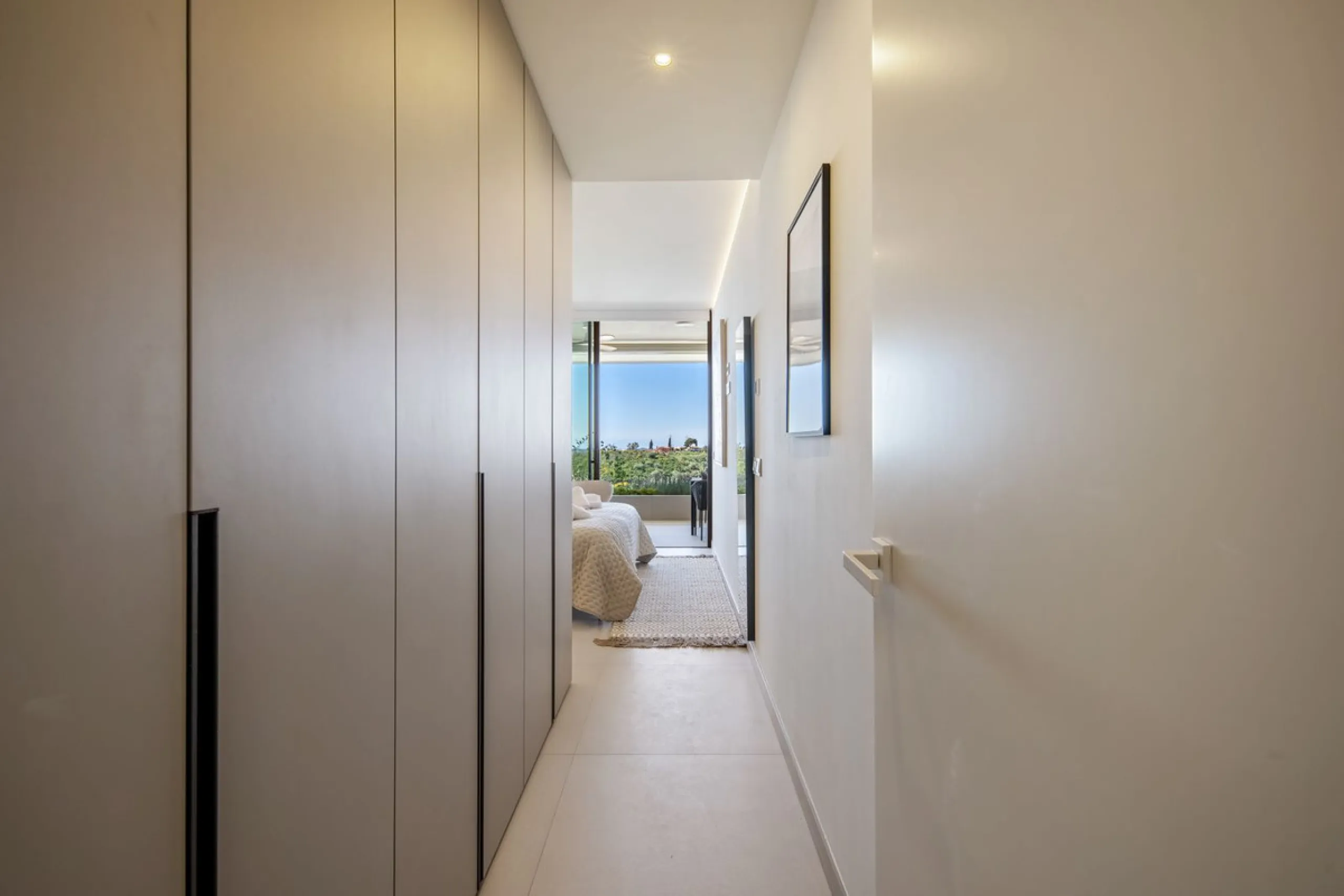 This two bedrom apartment with panoramic sea view in Valley Collection  ,a corner terrace of 60 m2 that wraps around the apartment   is part of the exclusive Higueron community .It boasts one of Spains largest training centers with many different activiti