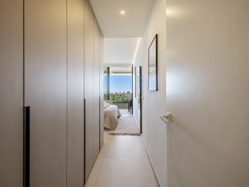 This two bedrom apartment with panoramic sea view in Valley Collection  ,a corner terrace of 60 m2 that wraps around the apartment   is part of the exclusive Higueron community .It boasts one of Spains largest training centers with many different activiti