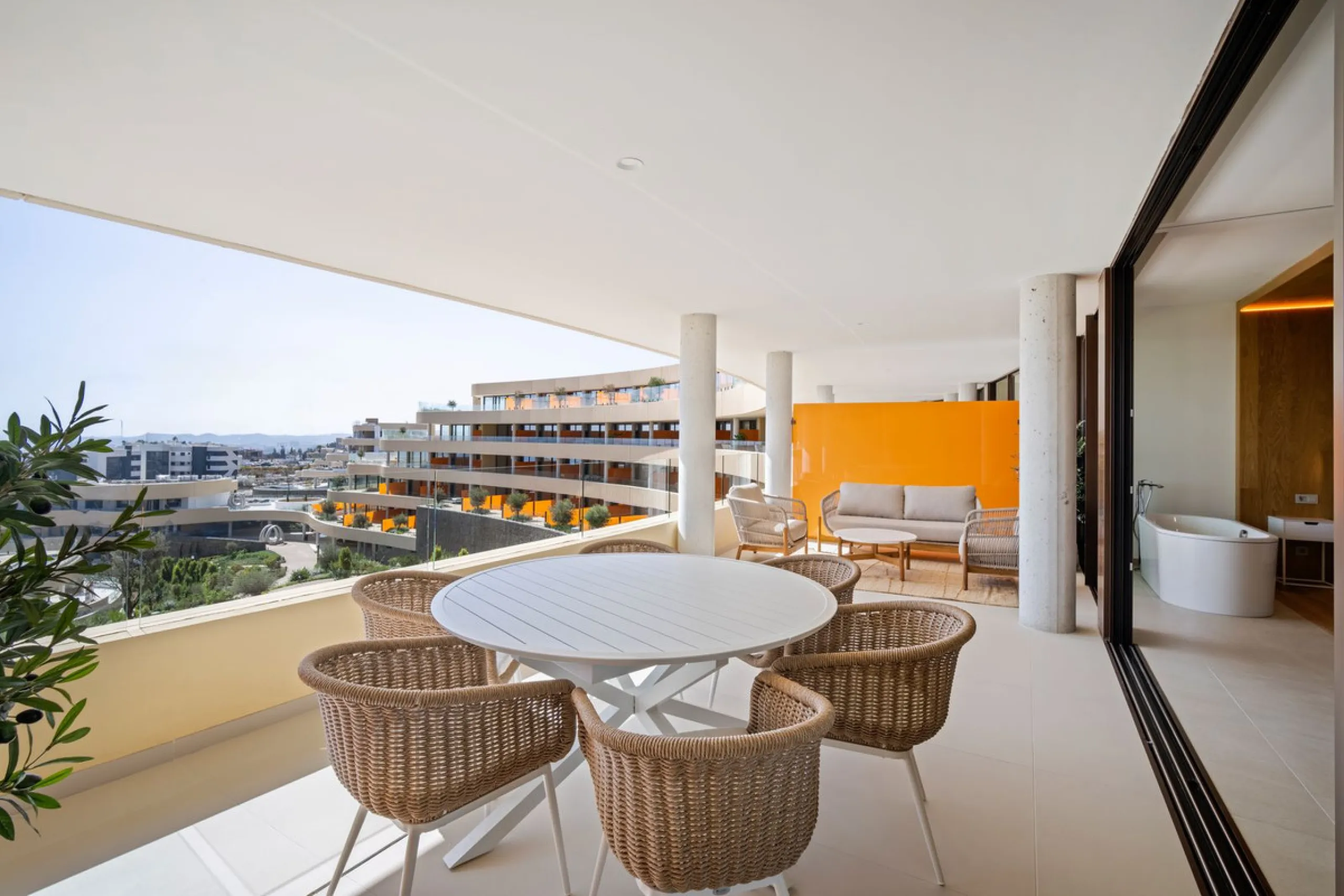 Apartment - Middle Floor Apartment в продаже в Fuengirola, Málaga. В доме 3 спален и 2 ванных комнат. Площадь дома 110 м²