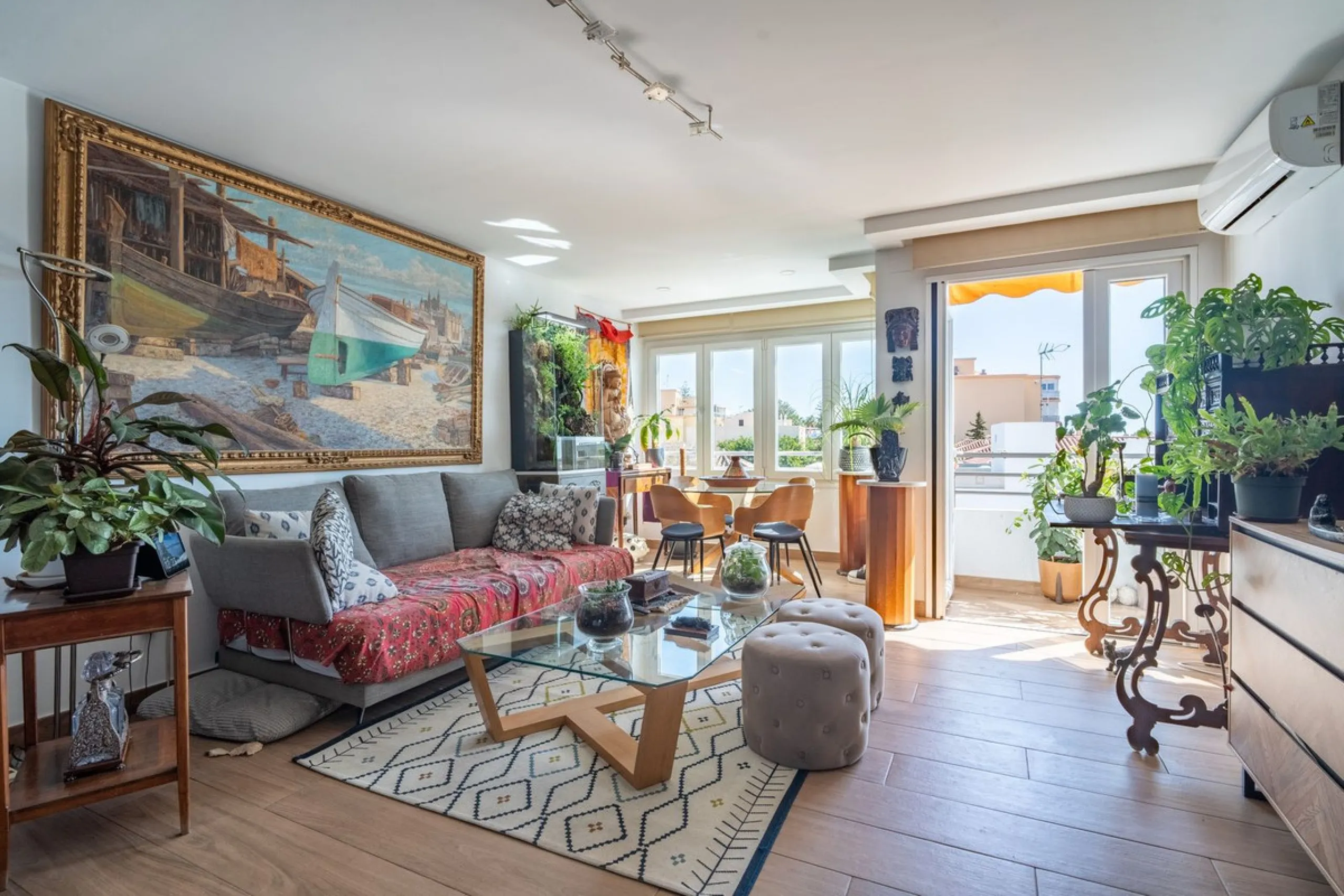 Discover this magnificent apartment in El Palo, one of the most sought-after areas of Málaga. With 4 spacious bedrooms and 2 full bathrooms, this home offers the perfect space for families or for those seeking comfort and quality of life by the sea.