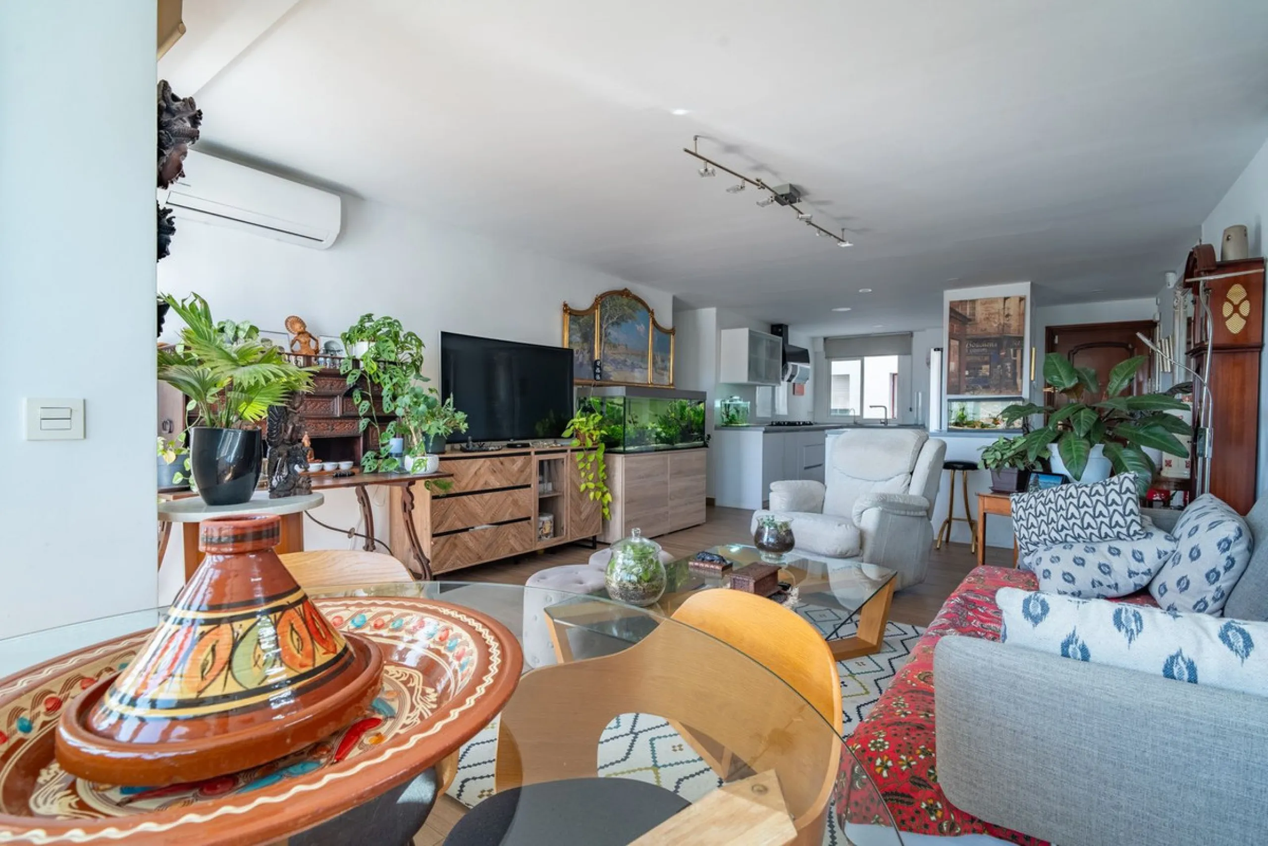 Discover this magnificent apartment in El Palo, one of the most sought-after areas of Málaga. With 4 spacious bedrooms and 2 full bathrooms, this home offers the perfect space for families or for those seeking comfort and quality of life by the sea.