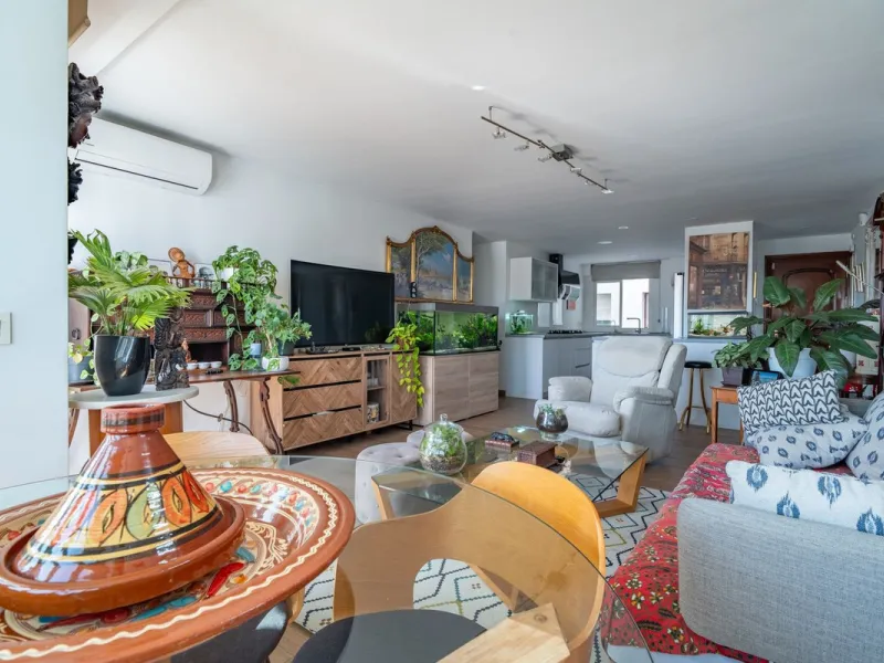 Discover this magnificent apartment in El Palo, one of the most sought-after areas of Málaga. With 4 spacious bedrooms and 2 full bathrooms, this home offers the perfect space for families or for those seeking comfort and quality of life by the sea.