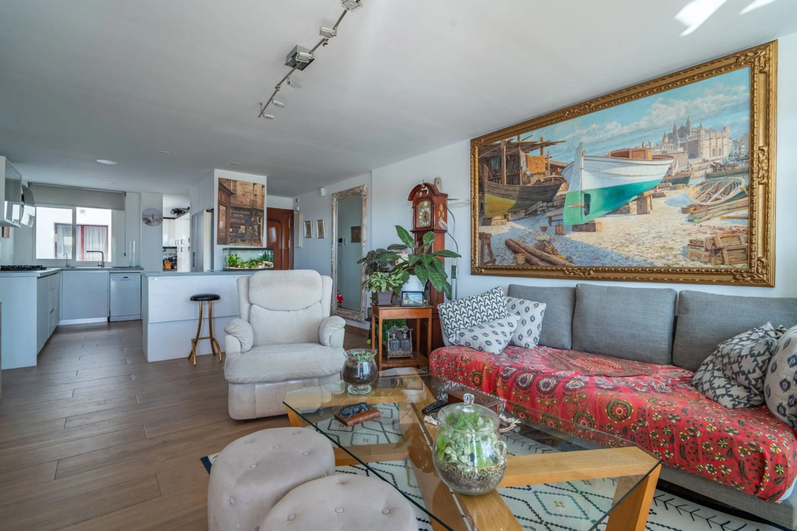 Discover this magnificent apartment in El Palo, one of the most sought-after areas of Málaga. With 4 spacious bedrooms and 2 full bathrooms, this home offers the perfect space for families or for those seeking comfort and quality of life by the sea.