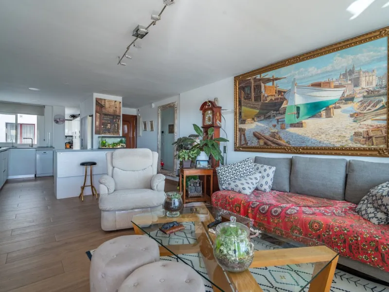 Discover this magnificent apartment in El Palo, one of the most sought-after areas of Málaga. With 4 spacious bedrooms and 2 full bathrooms, this home offers the perfect space for families or for those seeking comfort and quality of life by the sea.