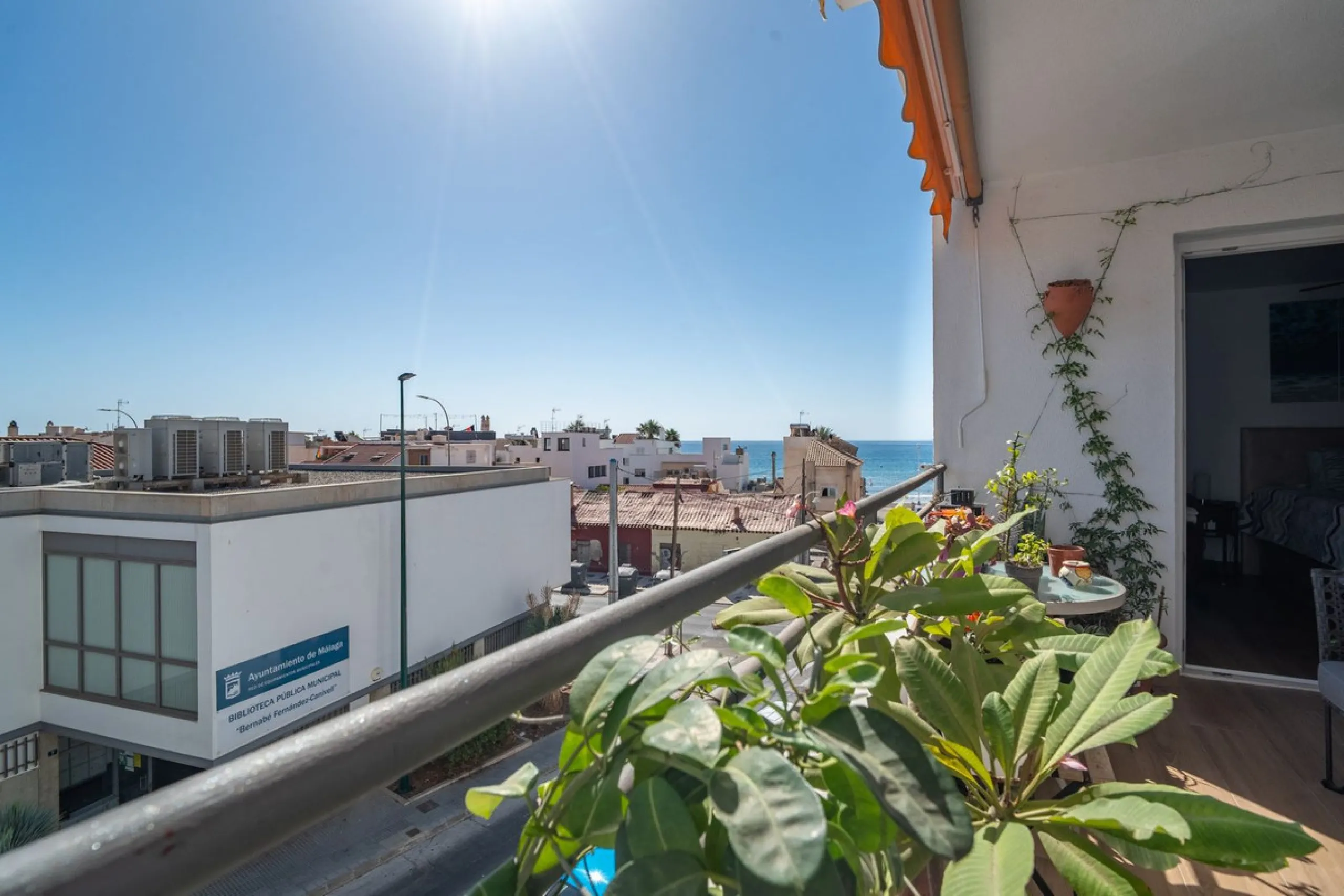 Discover this magnificent apartment in El Palo, one of the most sought-after areas of Málaga. With 4 spacious bedrooms and 2 full bathrooms, this home offers the perfect space for families or for those seeking comfort and quality of life by the sea.