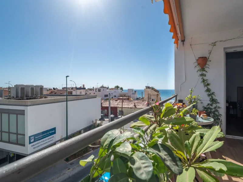 Discover this magnificent apartment in El Palo, one of the most sought-after areas of Málaga. With 4 spacious bedrooms and 2 full bathrooms, this home offers the perfect space for families or for those seeking comfort and quality of life by the sea.