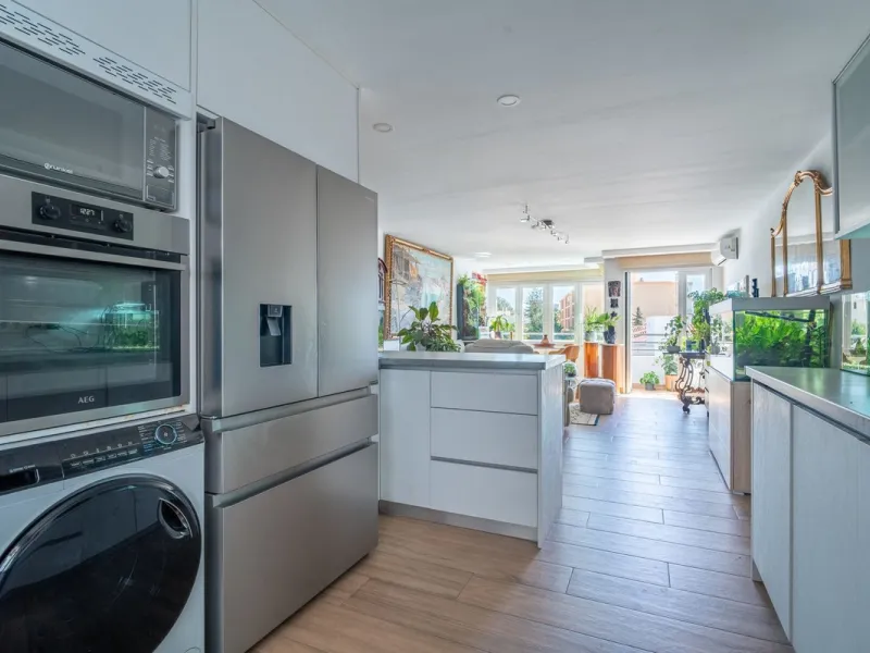 Discover this magnificent apartment in El Palo, one of the most sought-after areas of Málaga. With 4 spacious bedrooms and 2 full bathrooms, this home offers the perfect space for families or for those seeking comfort and quality of life by the sea.