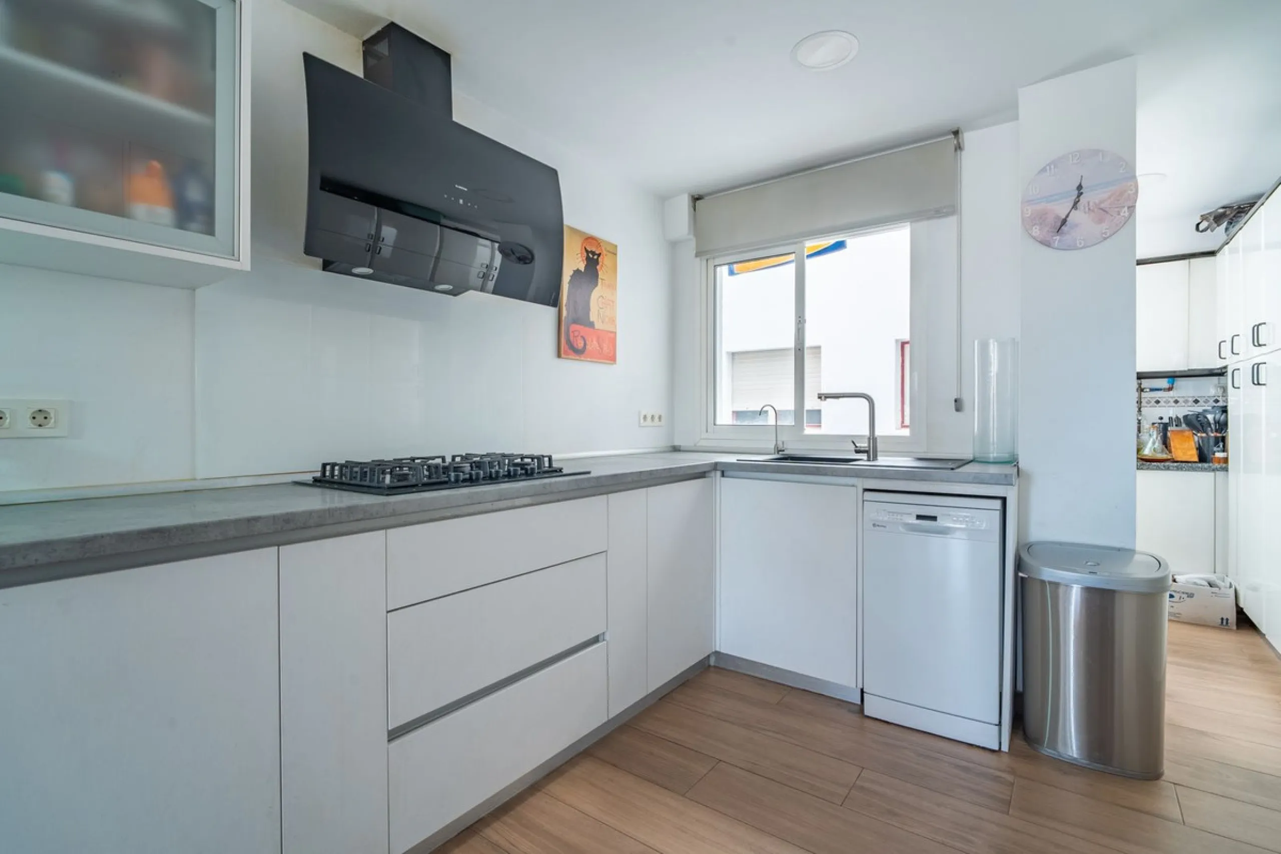 Discover this magnificent apartment in El Palo, one of the most sought-after areas of Málaga. With 4 spacious bedrooms and 2 full bathrooms, this home offers the perfect space for families or for those seeking comfort and quality of life by the sea.