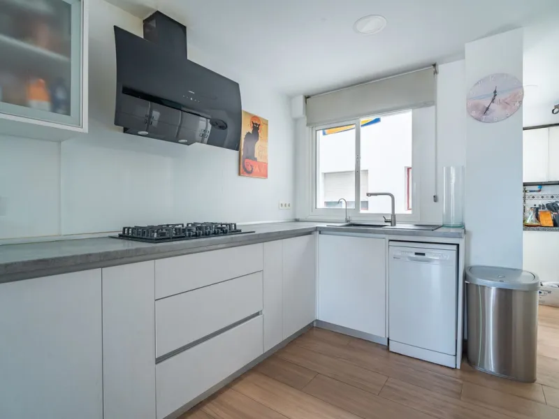 Discover this magnificent apartment in El Palo, one of the most sought-after areas of Málaga. With 4 spacious bedrooms and 2 full bathrooms, this home offers the perfect space for families or for those seeking comfort and quality of life by the sea.
