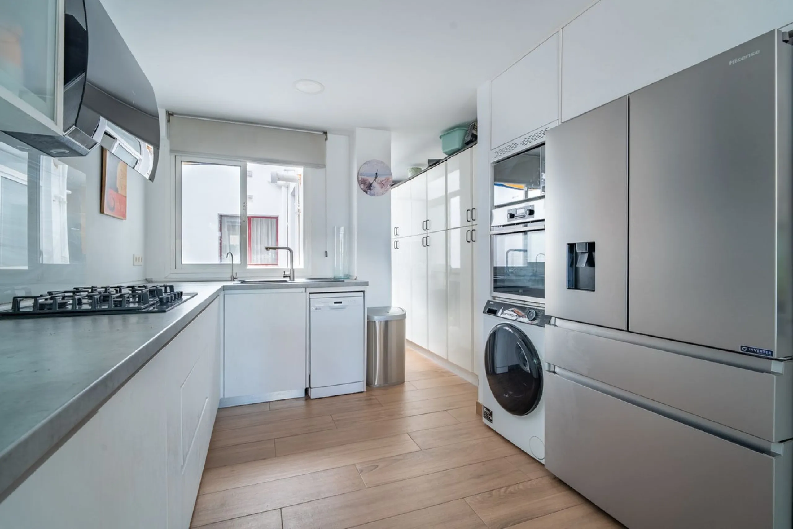 Discover this magnificent apartment in El Palo, one of the most sought-after areas of Málaga. With 4 spacious bedrooms and 2 full bathrooms, this home offers the perfect space for families or for those seeking comfort and quality of life by the sea.