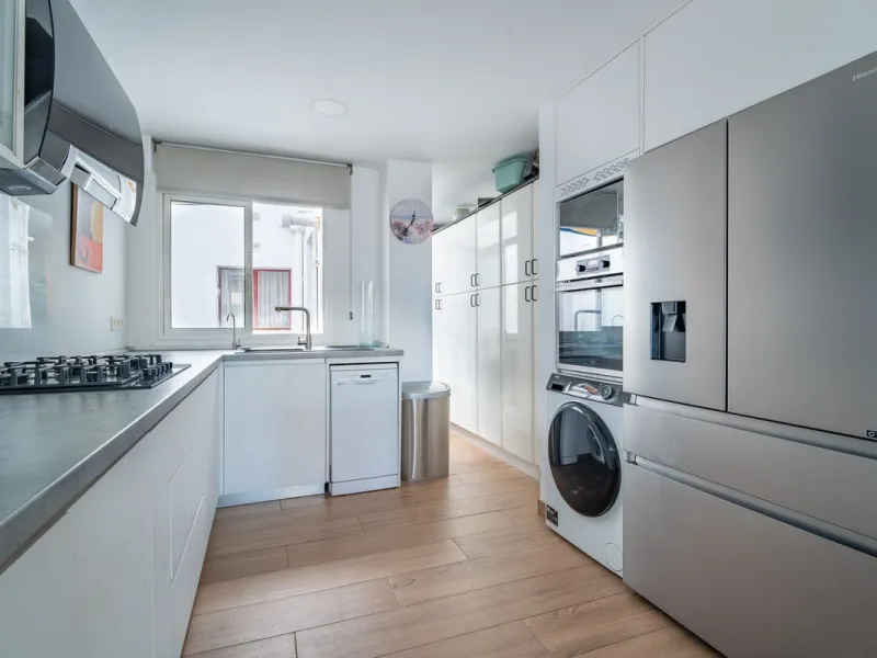 Discover this magnificent apartment in El Palo, one of the most sought-after areas of Málaga. With 4 spacious bedrooms and 2 full bathrooms, this home offers the perfect space for families or for those seeking comfort and quality of life by the sea.