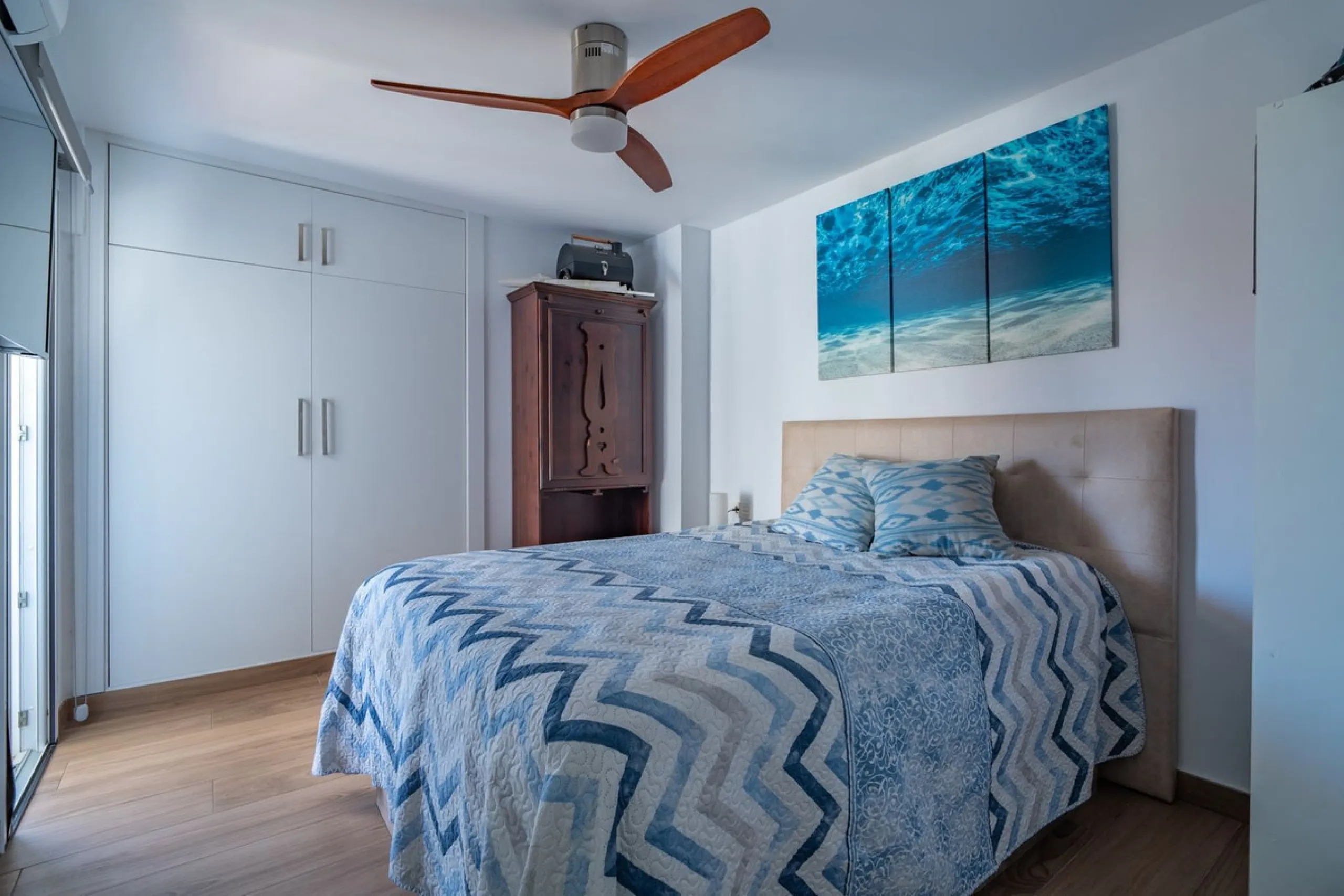 Discover this magnificent apartment in El Palo, one of the most sought-after areas of Málaga. With 4 spacious bedrooms and 2 full bathrooms, this home offers the perfect space for families or for those seeking comfort and quality of life by the sea.