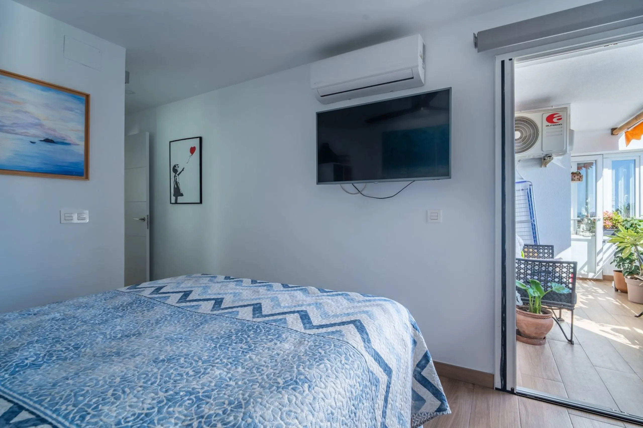 Discover this magnificent apartment in El Palo, one of the most sought-after areas of Málaga. With 4 spacious bedrooms and 2 full bathrooms, this home offers the perfect space for families or for those seeking comfort and quality of life by the sea.