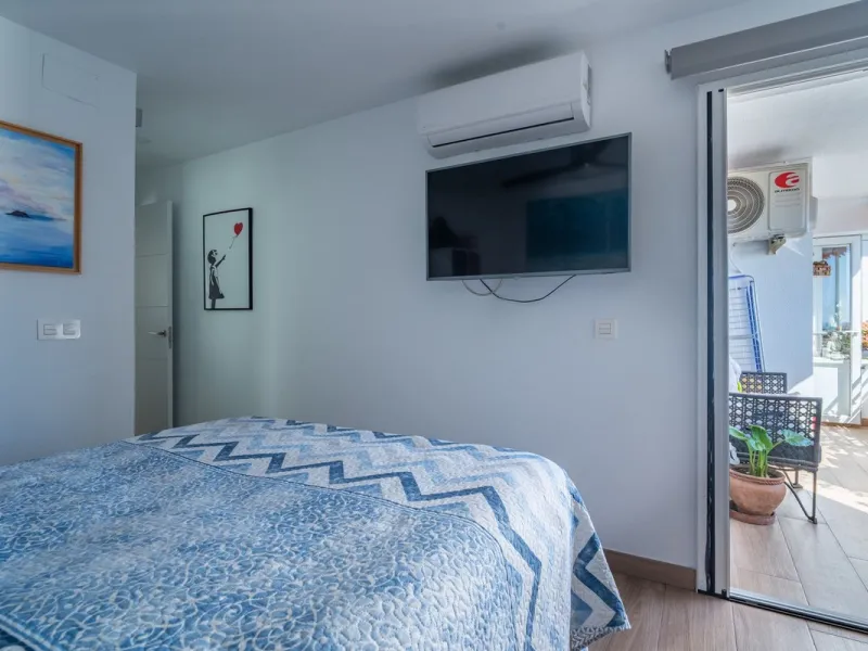 Discover this magnificent apartment in El Palo, one of the most sought-after areas of Málaga. With 4 spacious bedrooms and 2 full bathrooms, this home offers the perfect space for families or for those seeking comfort and quality of life by the sea.