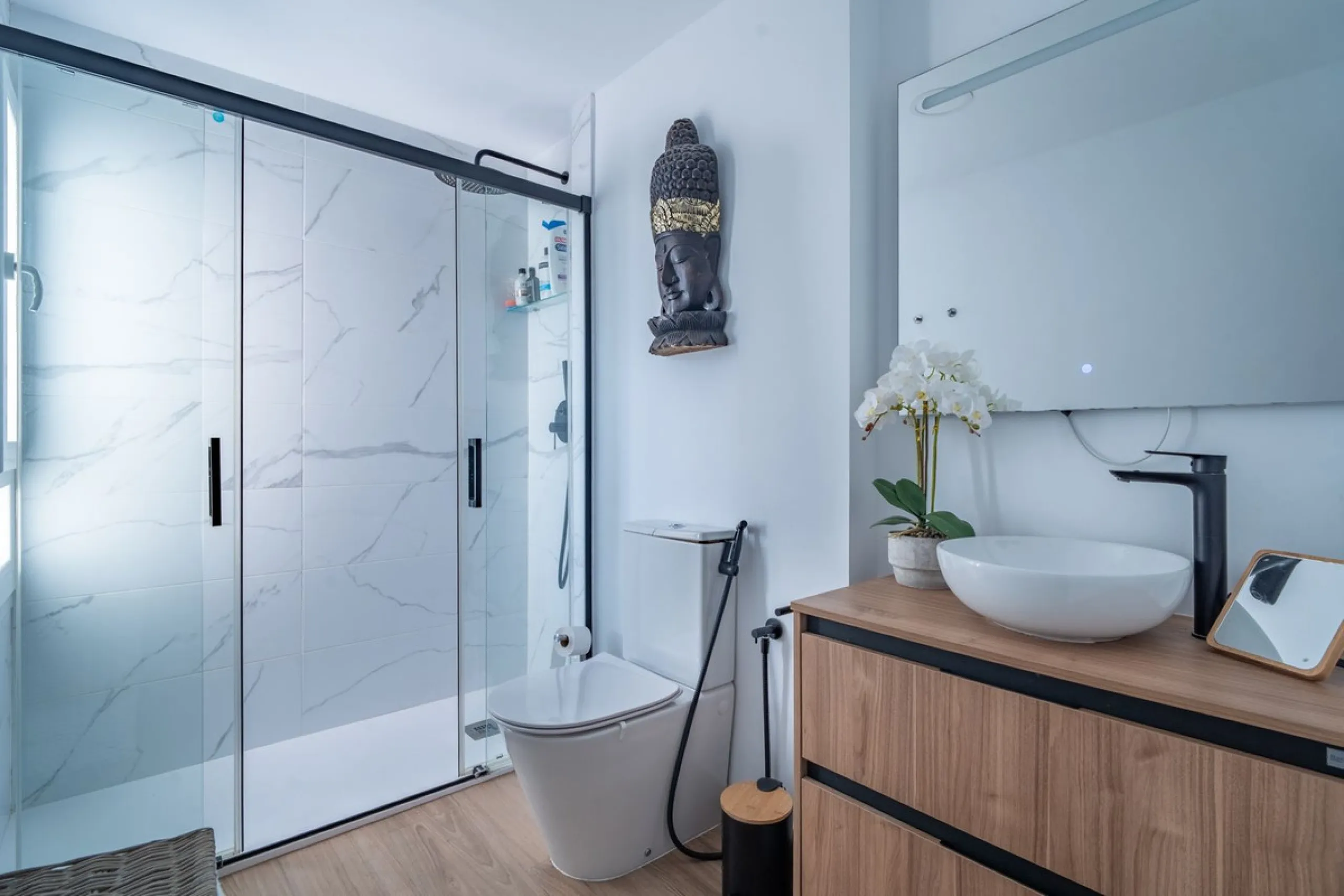 Discover this magnificent apartment in El Palo, one of the most sought-after areas of Málaga. With 4 spacious bedrooms and 2 full bathrooms, this home offers the perfect space for families or for those seeking comfort and quality of life by the sea.