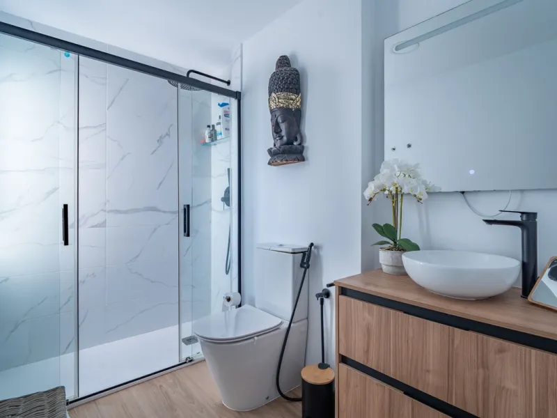 Discover this magnificent apartment in El Palo, one of the most sought-after areas of Málaga. With 4 spacious bedrooms and 2 full bathrooms, this home offers the perfect space for families or for those seeking comfort and quality of life by the sea.